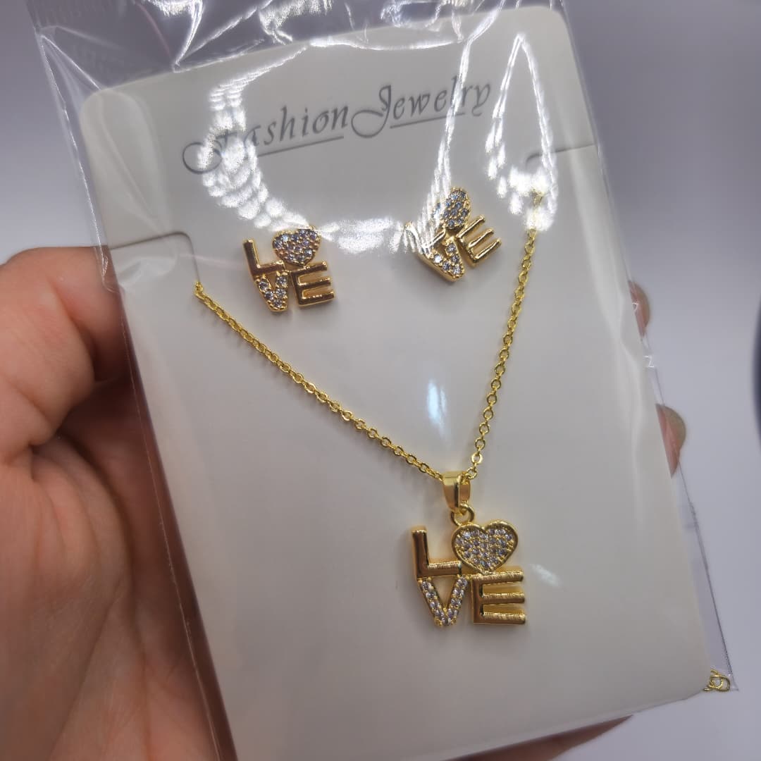 SET DE ZARCILLOS Y COLLAR DE LOVE