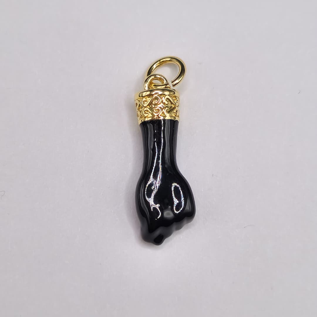 ORO CHINO DIJE DE PUÑITO NEGRO