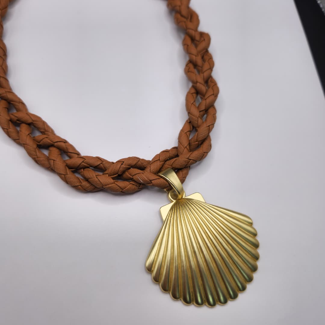 COLLAR DE CUERO CON CONCHA DE MAR