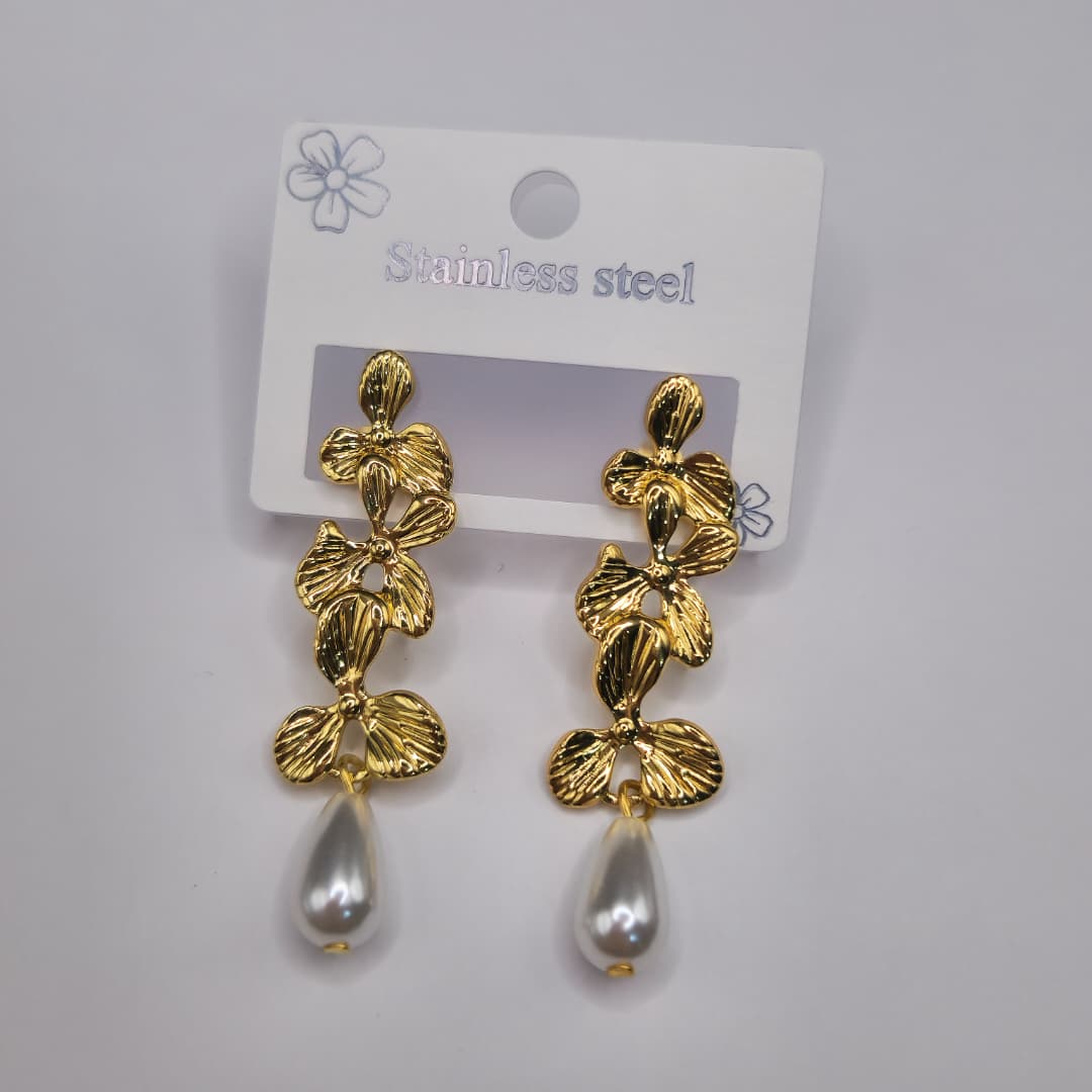 ZARCILLO DORADO DE TRES FLORES CON GOTA DE PERLA