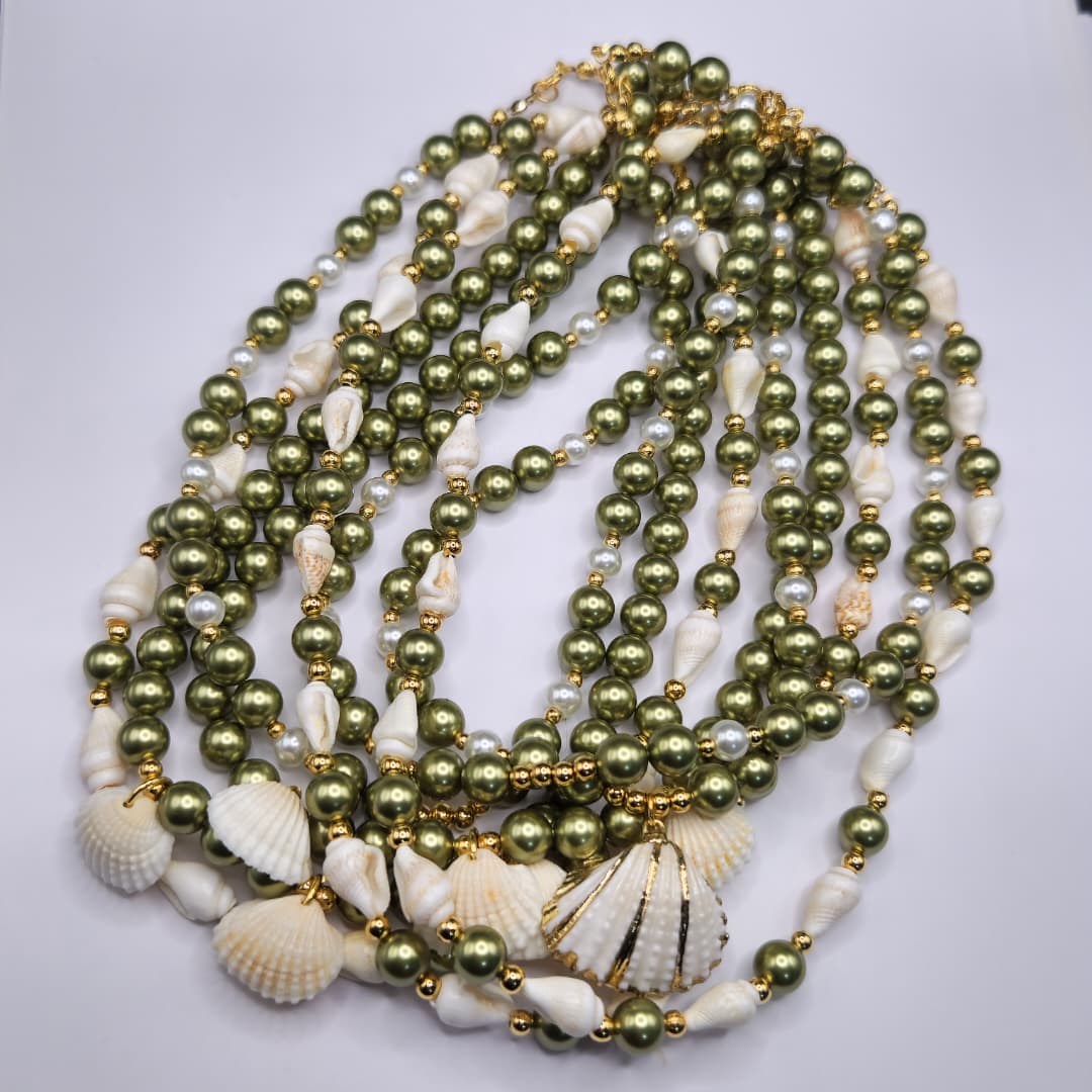 COLLAR DE PERLA DE SWAROVSKI Y CARACOLES