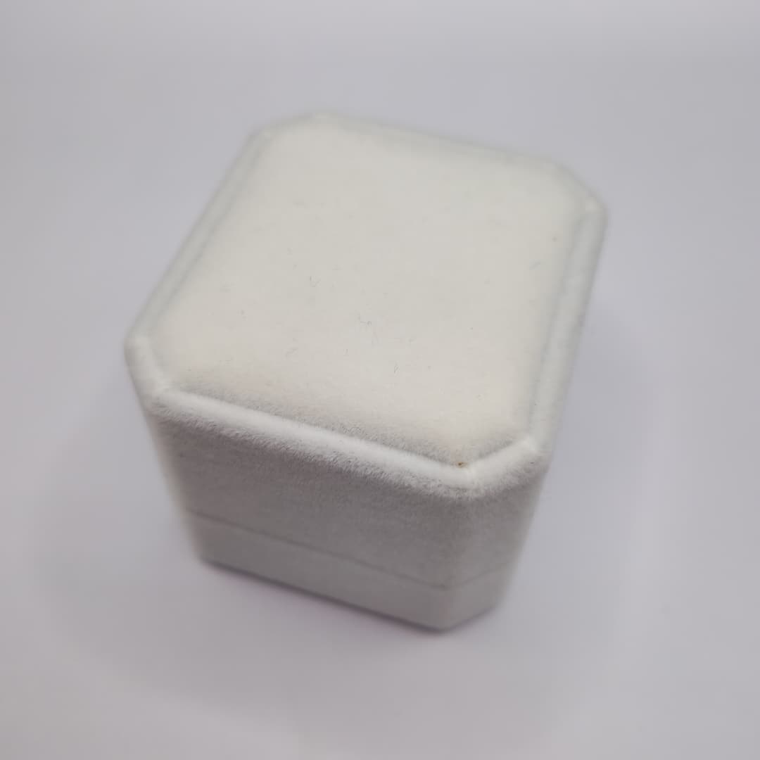 CAJA DE REGALO DE GAMUSA BLANCA