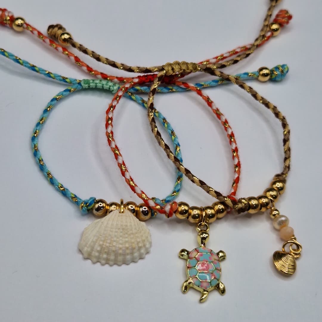 PULSERA DE HILO DE COLORES CON DIJES
