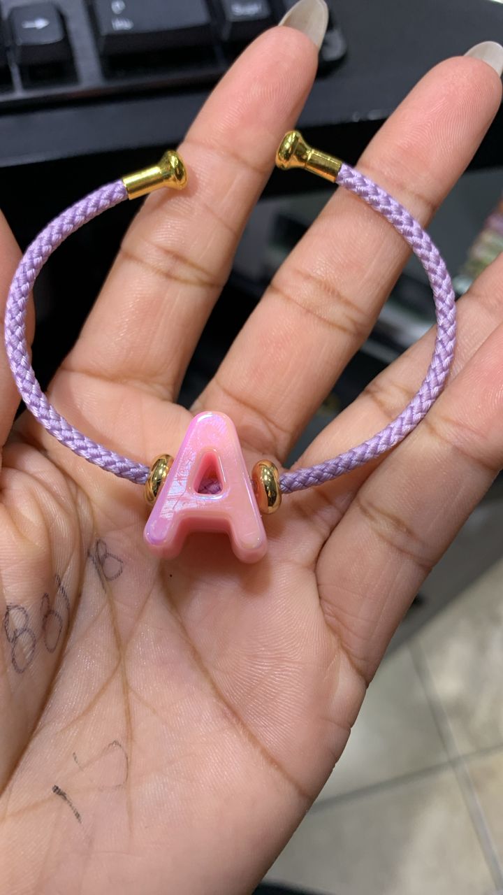 PULSERA TIPO C LILA CON LETRA A ROSADA