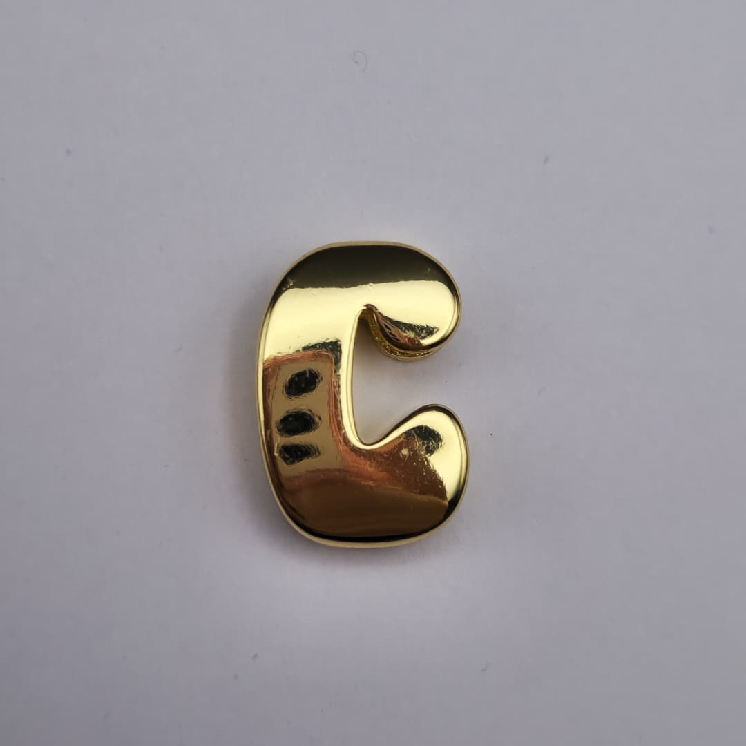 ORO CHINO PASADOR LETRA C