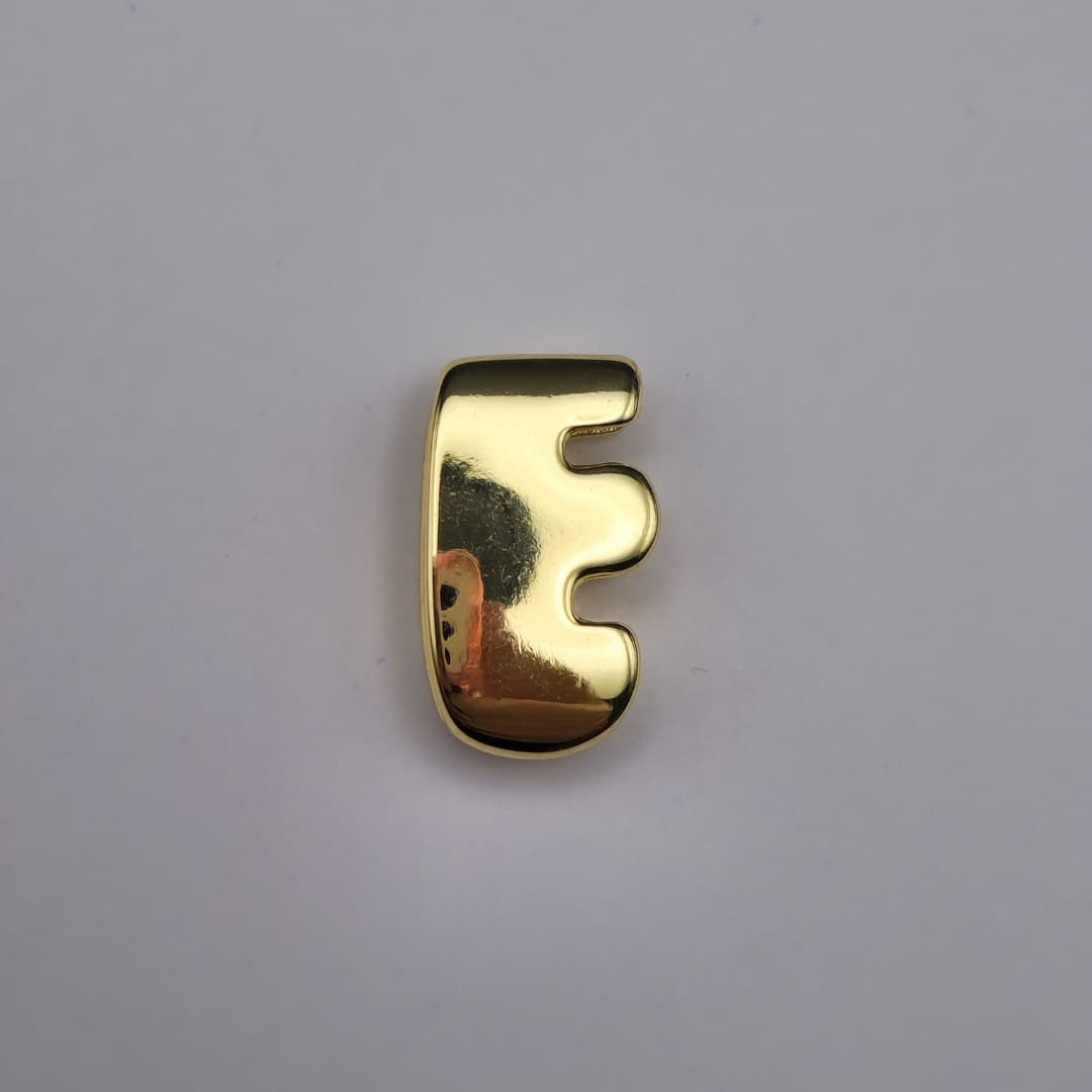 ORO CHINO PASADOR LETRA E