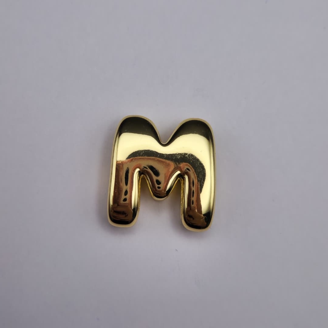 ORO CHINO PASADOR LETRA M