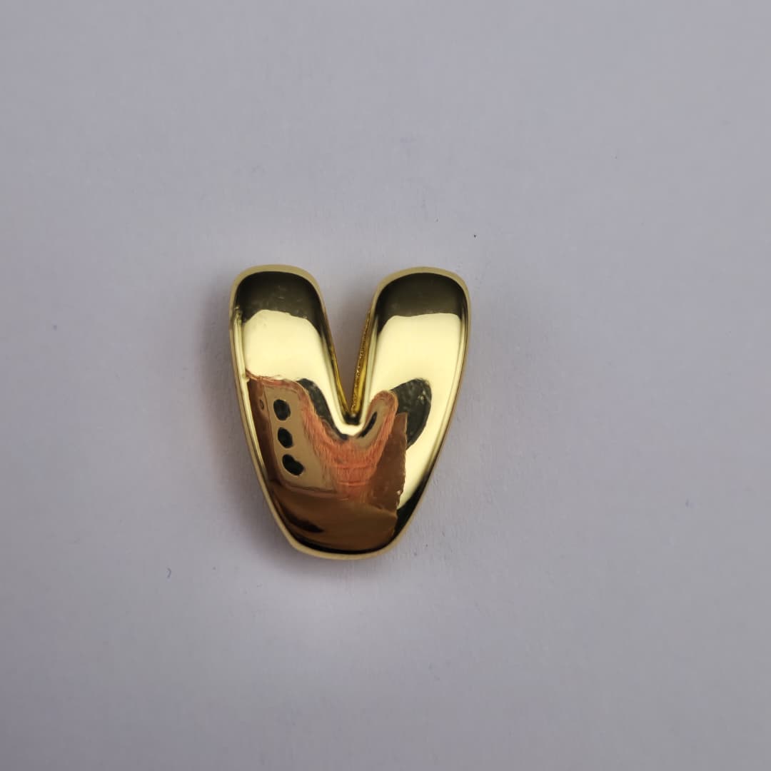 ORO CHINO PASADOR LETRA V