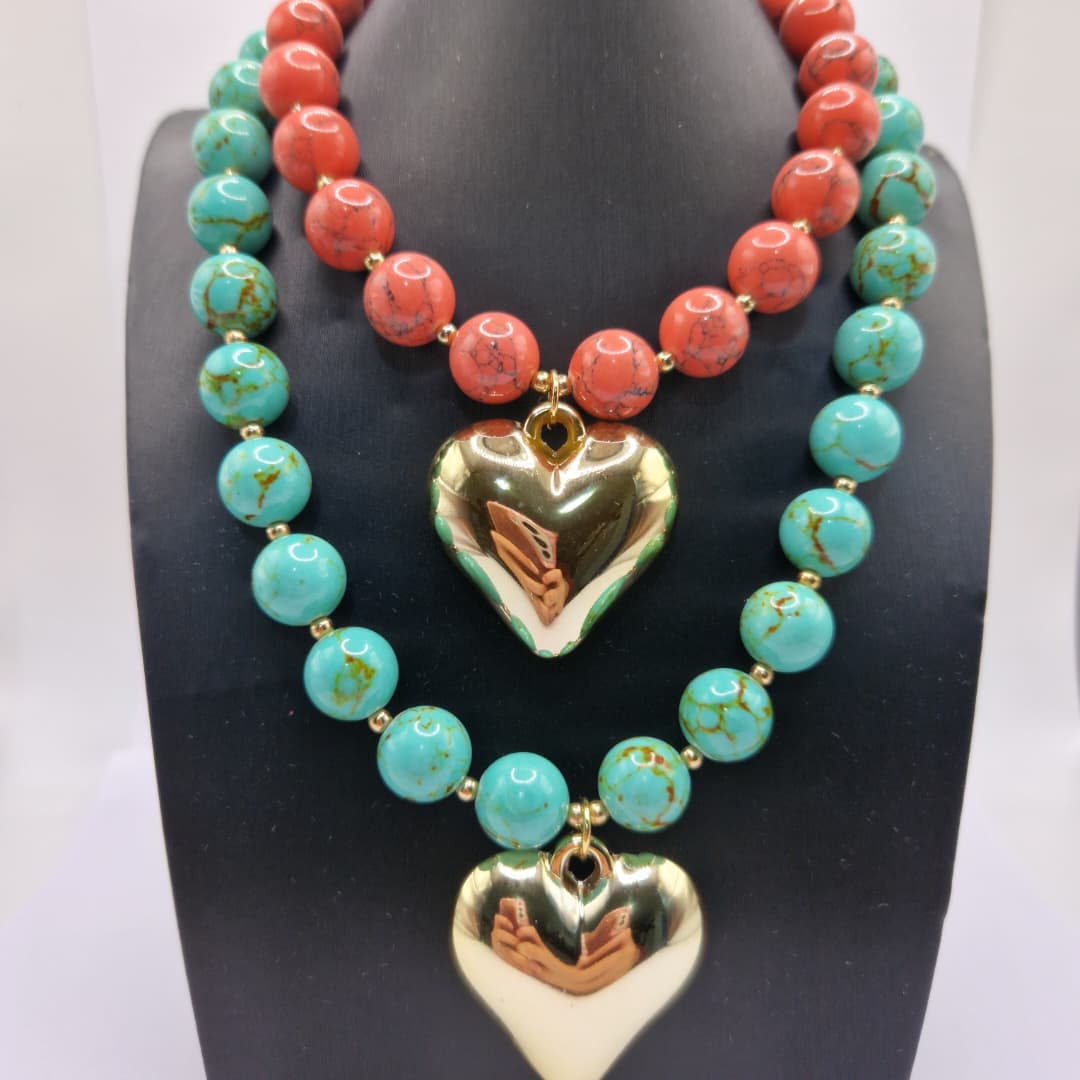 COLLAR DE PIEDRAS TURQUESAS Y CORAZON