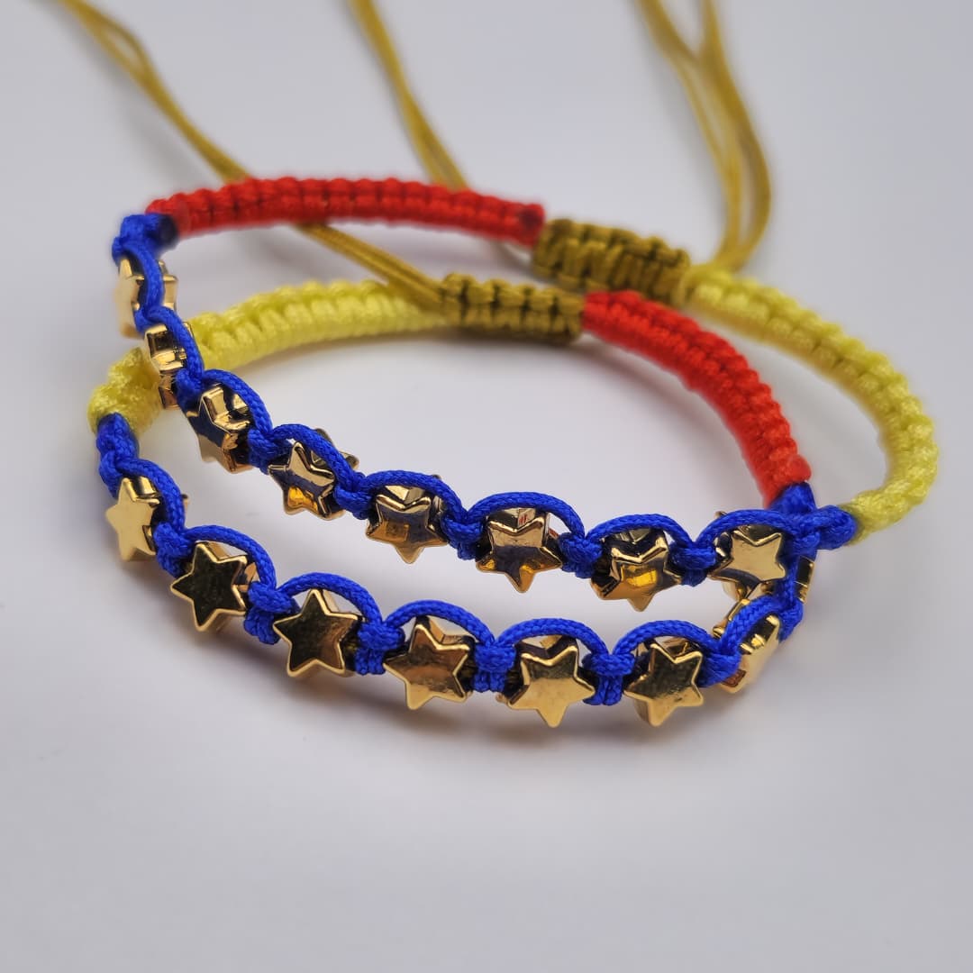 PULSERA TEJIDA TRICOLOR CON ESTRELLAS
