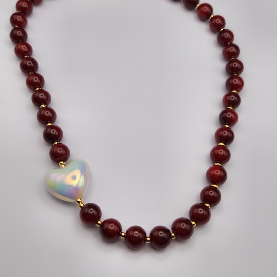 COLLAR CON ESPERAS CHICLE VINOTINTO Y CORAZON
