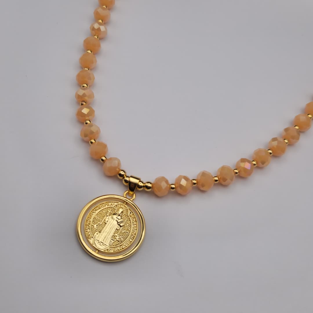 COLLAR CRISTAL CHECO CON BALIN Y DIJE DE SAN BENITO