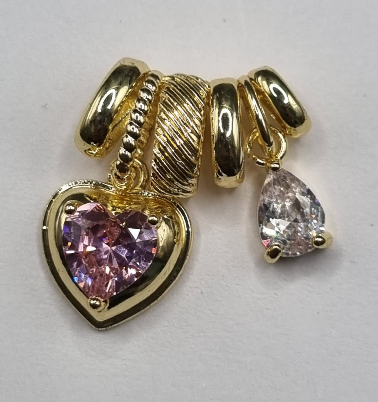 CIRCON PASADOR DORADO CON CRISTAL DE CORAZON ROSA Y GOTA