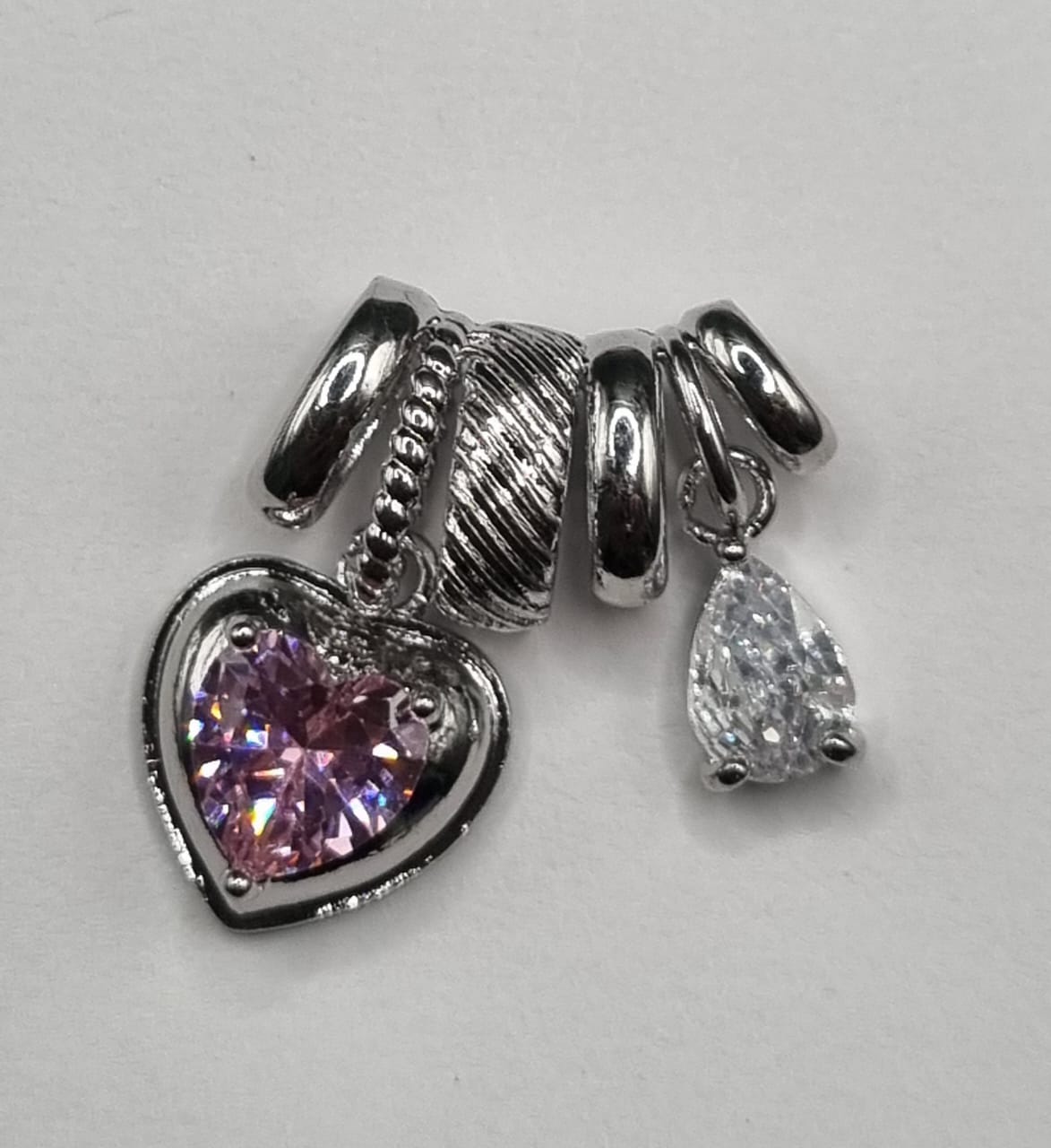 CIRCON PASADOR PLATEADO CON CRISTAL DE CORAZON ROSA Y GOTA