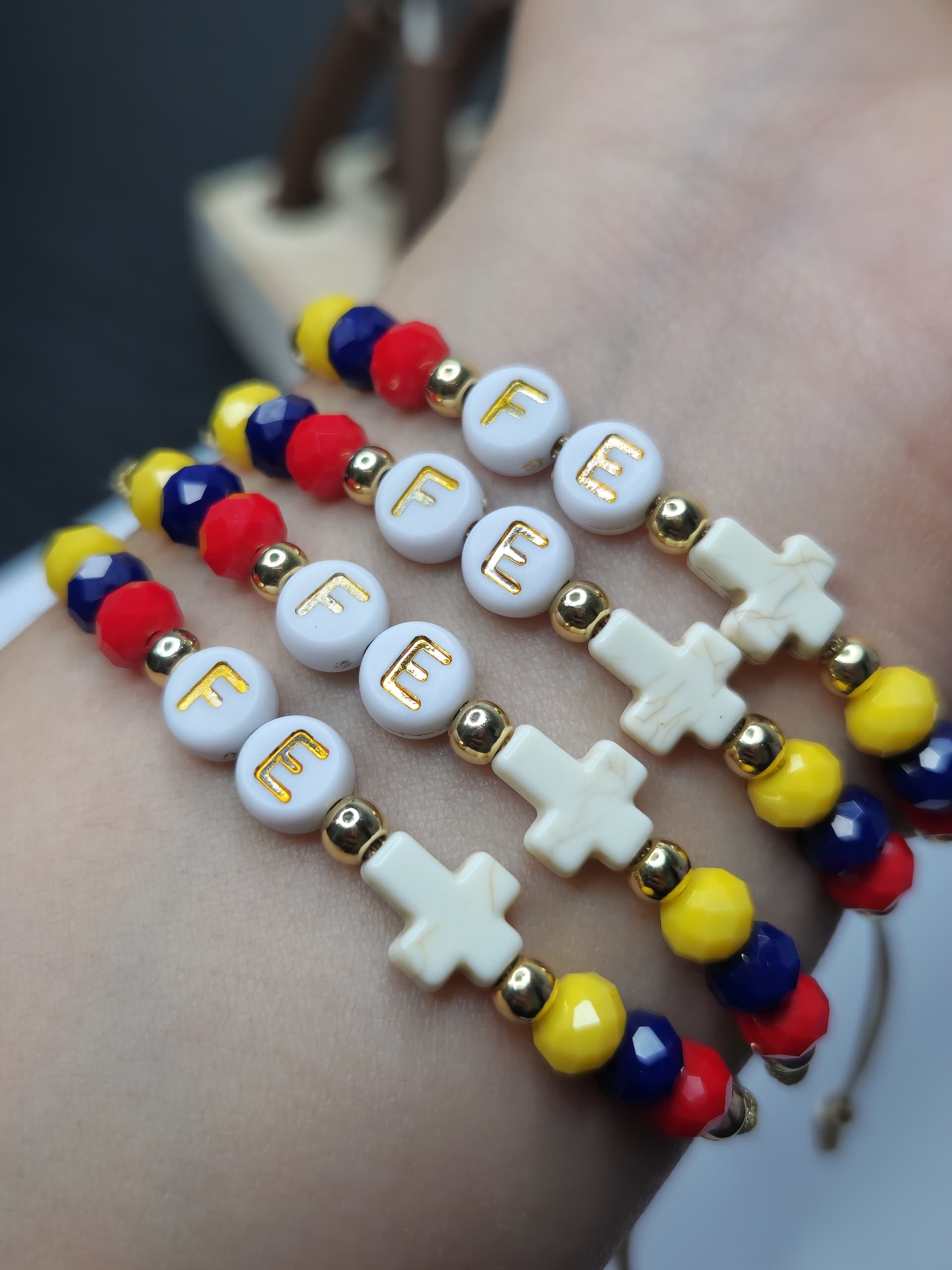 PULSERA TRICOLOR CON PALABRA FE Y CRUZ