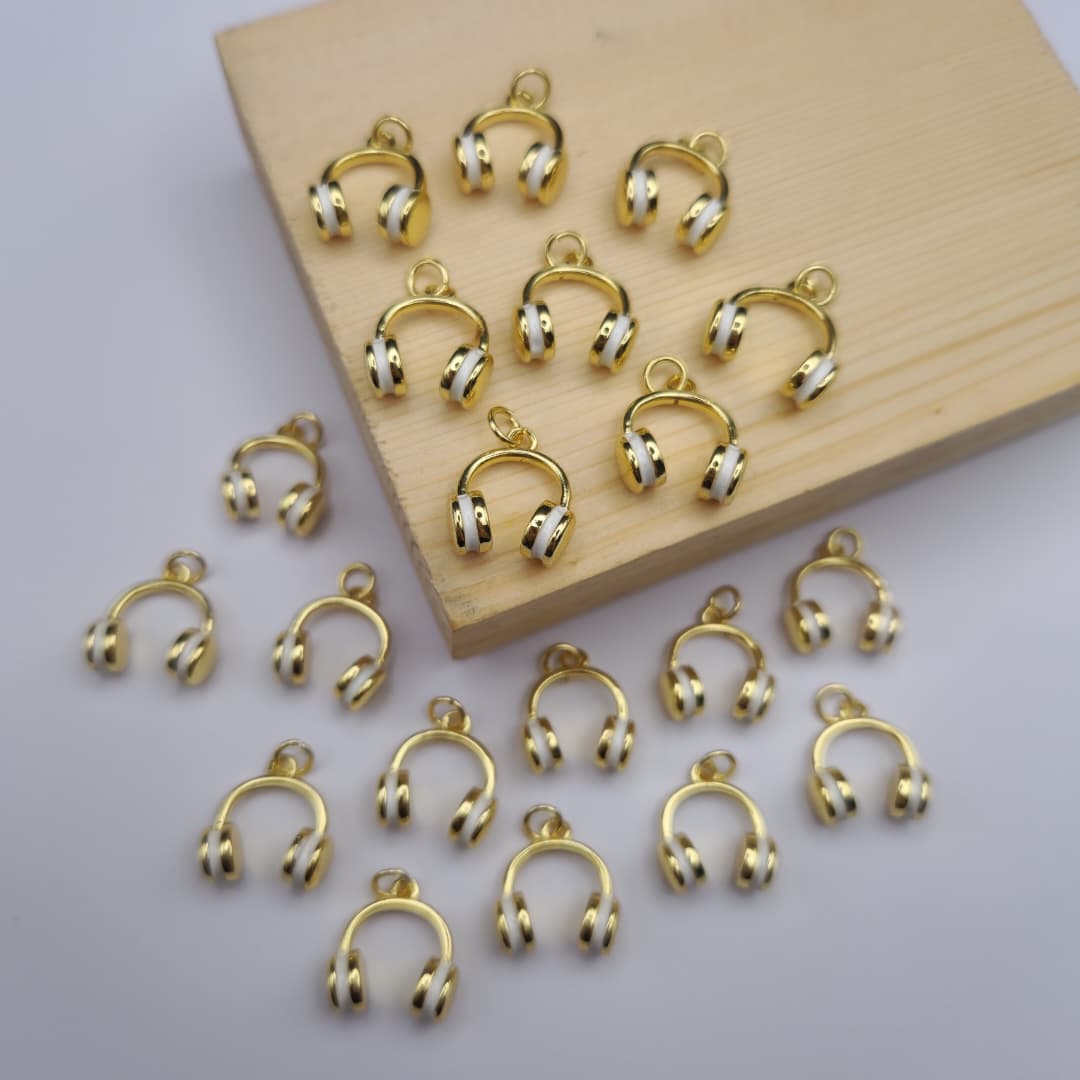 DIJE DE ORO CHINO AUDICULARES CON BLANCOS 4