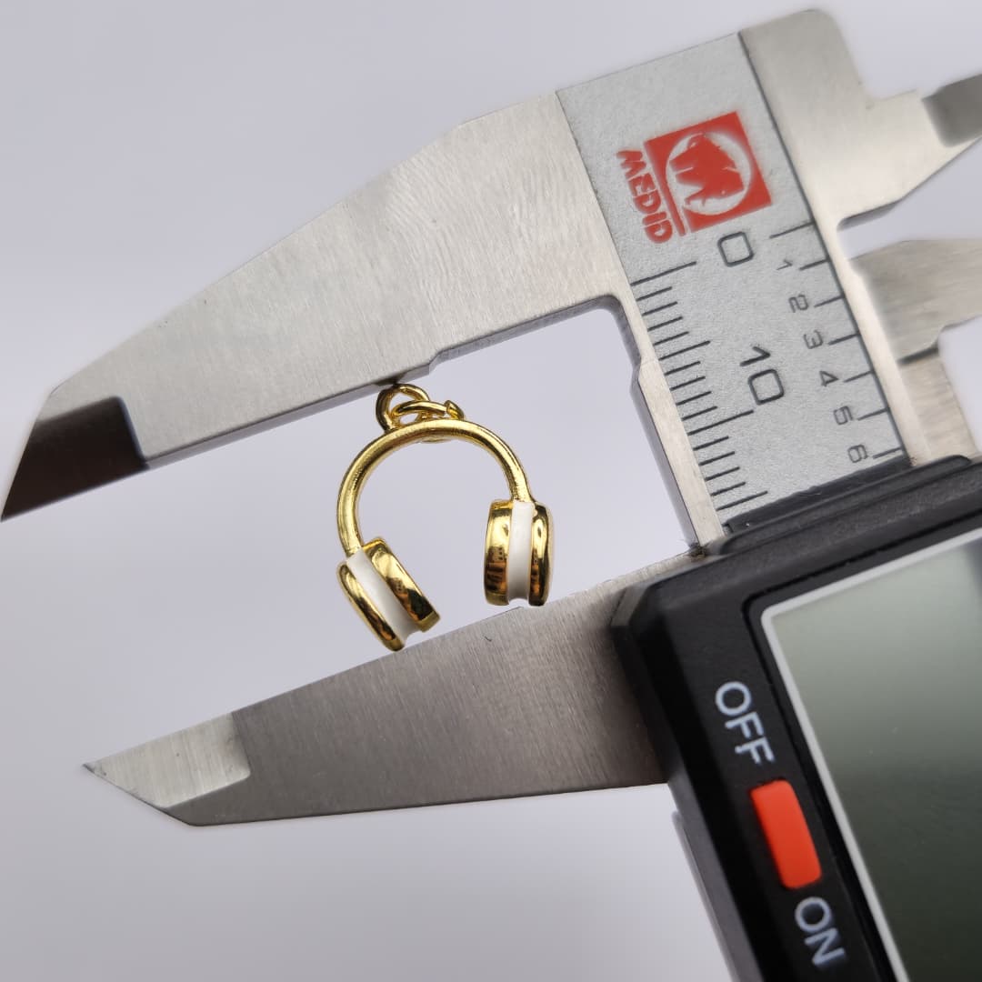 DIJE DE ORO CHINO AUDICULARES CON BLANCOS 3