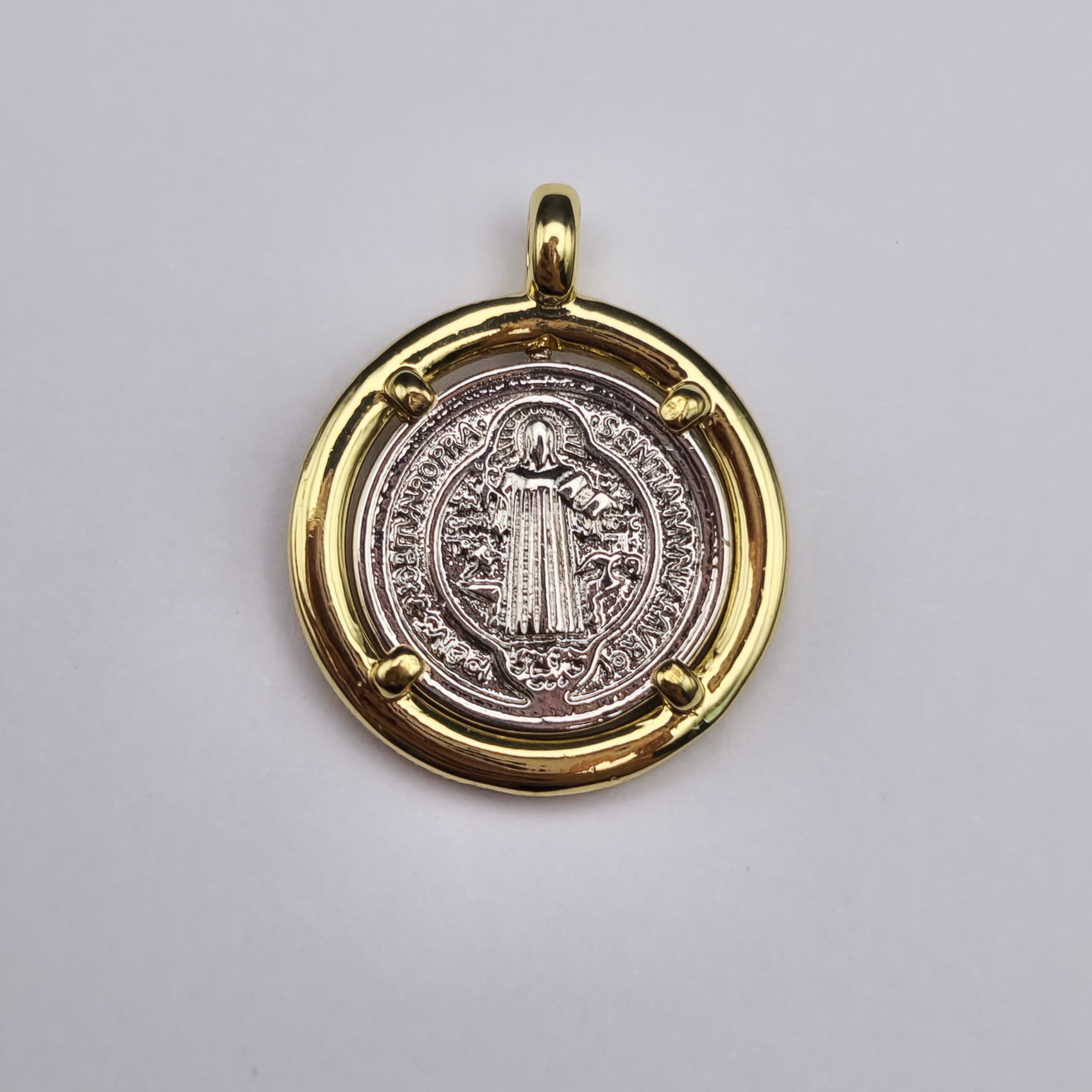 ORO CHINO MEDALLA DE SAN BENITO CON PLATEADO