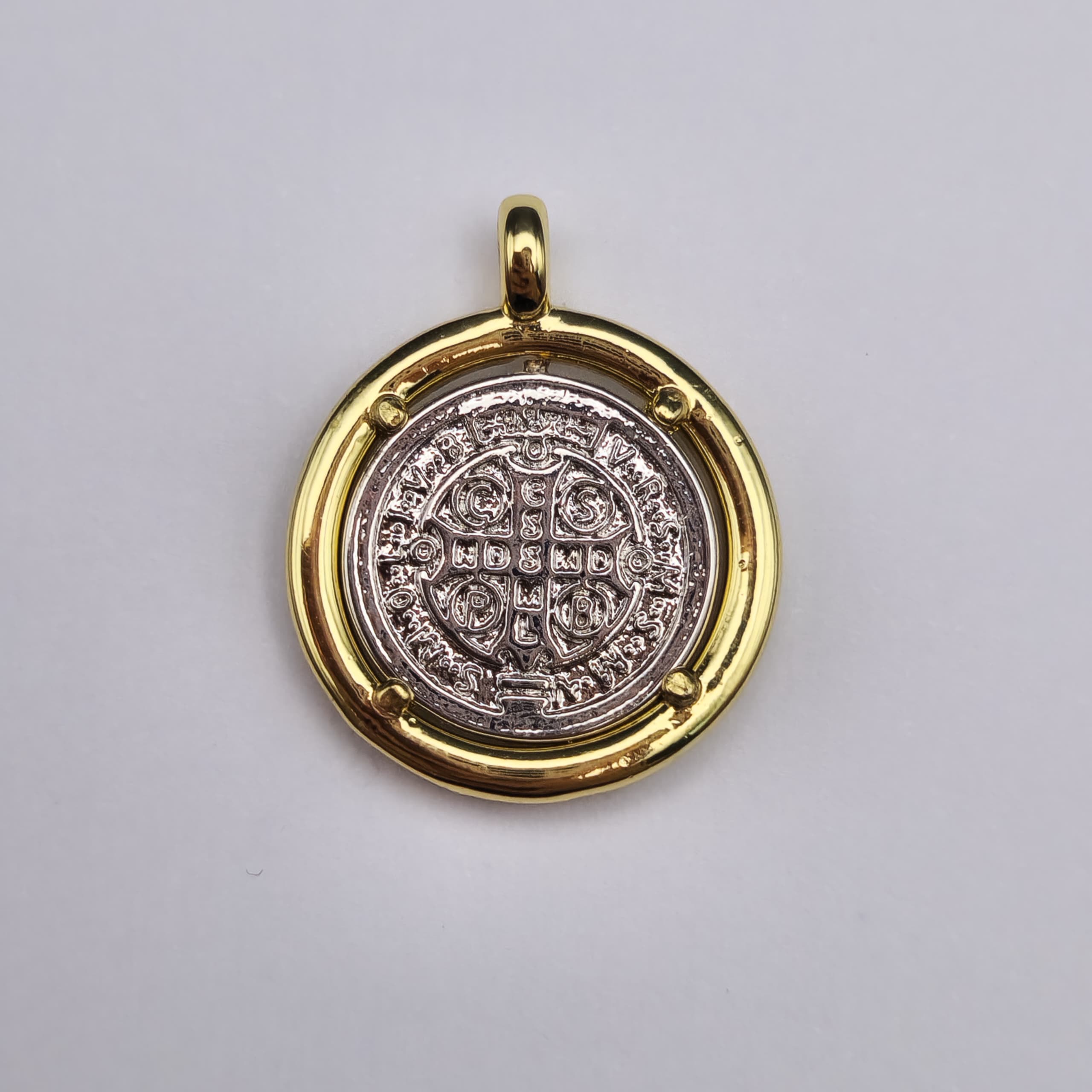 ORO CHINO MEDALLA DE SAN BENITO CON PLATEADO 2