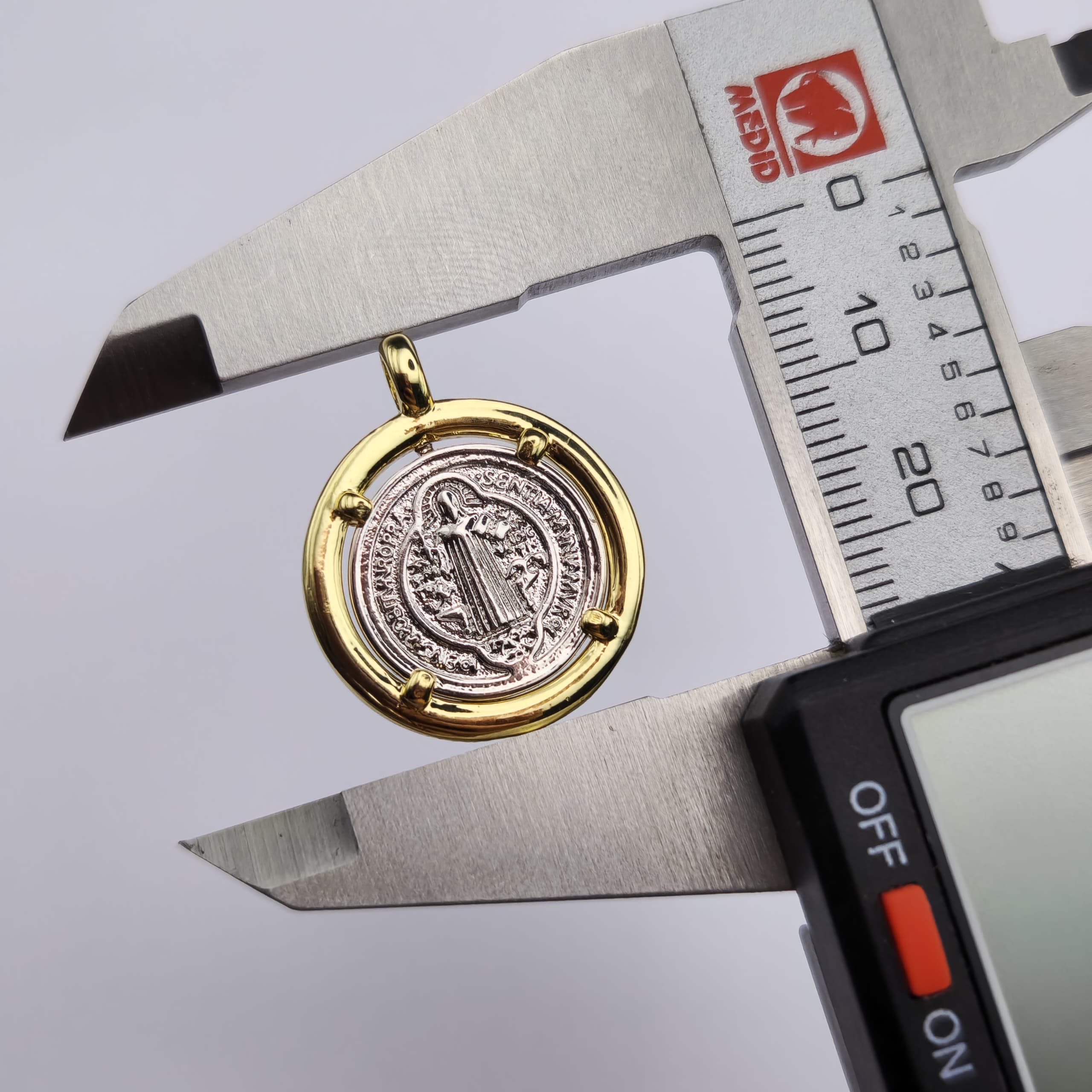 ORO CHINO MEDALLA DE SAN BENITO CON PLATEADO 3