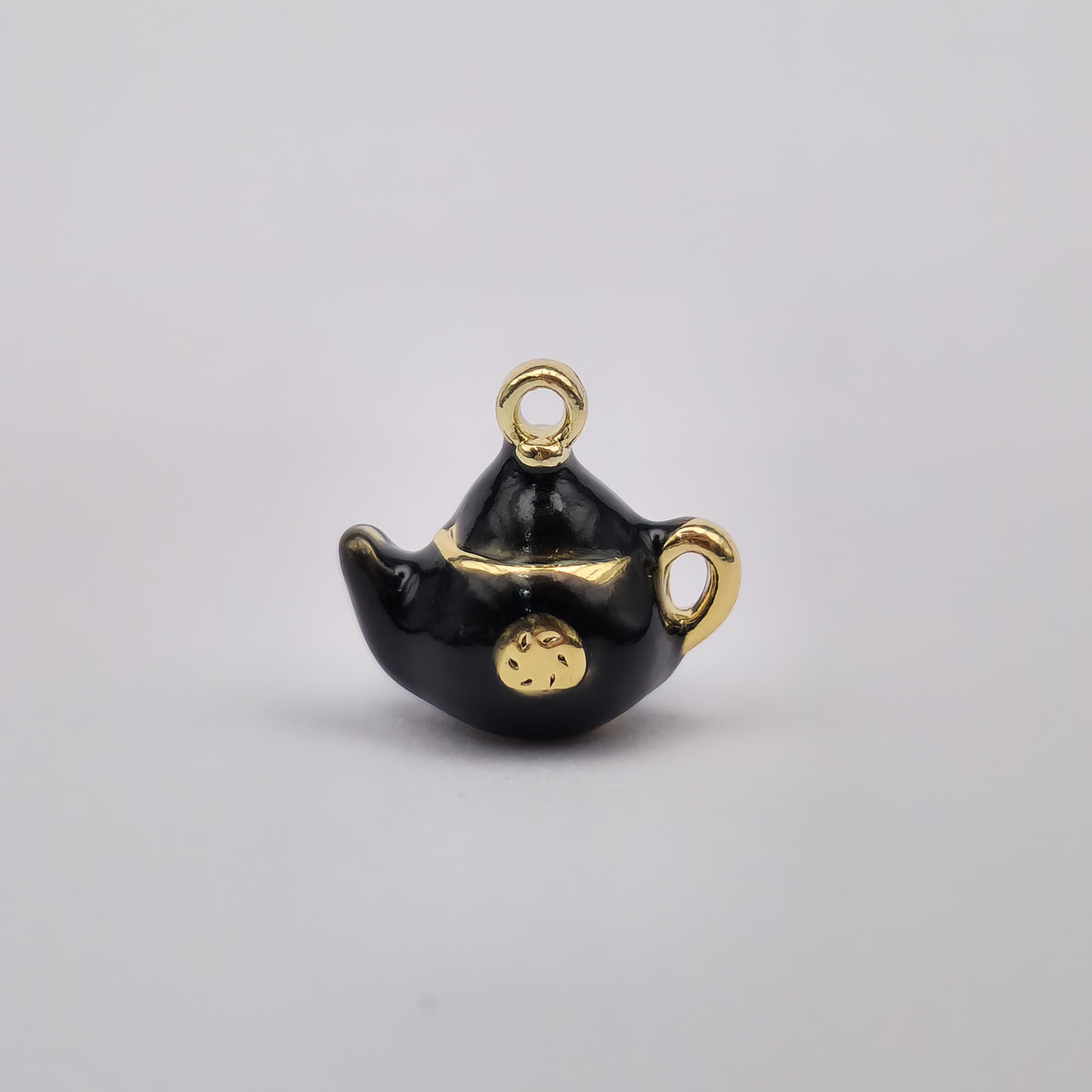 ORO CHINO DIJE DE TETERA NEGRA