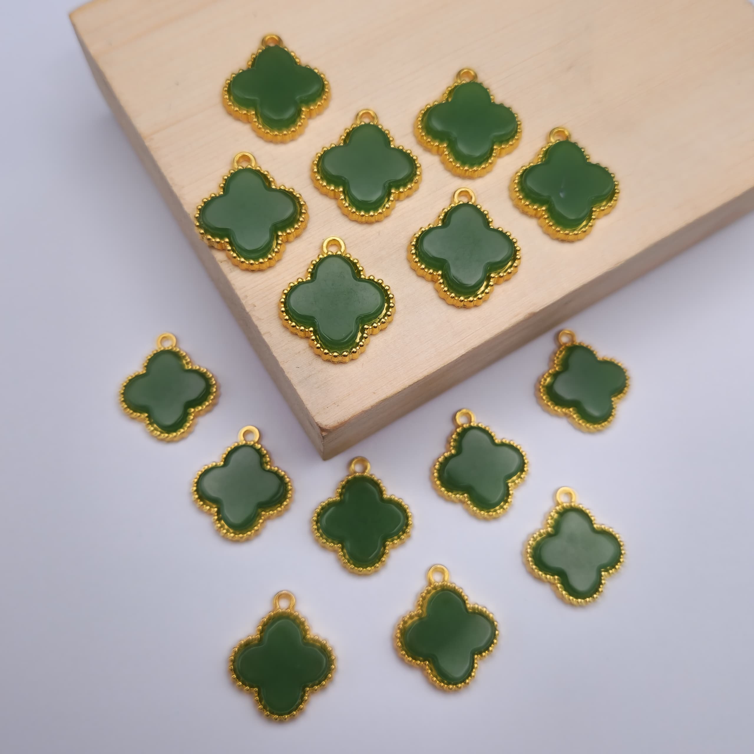 DIJE DE ORO CHINO TREBOL VERDE 4