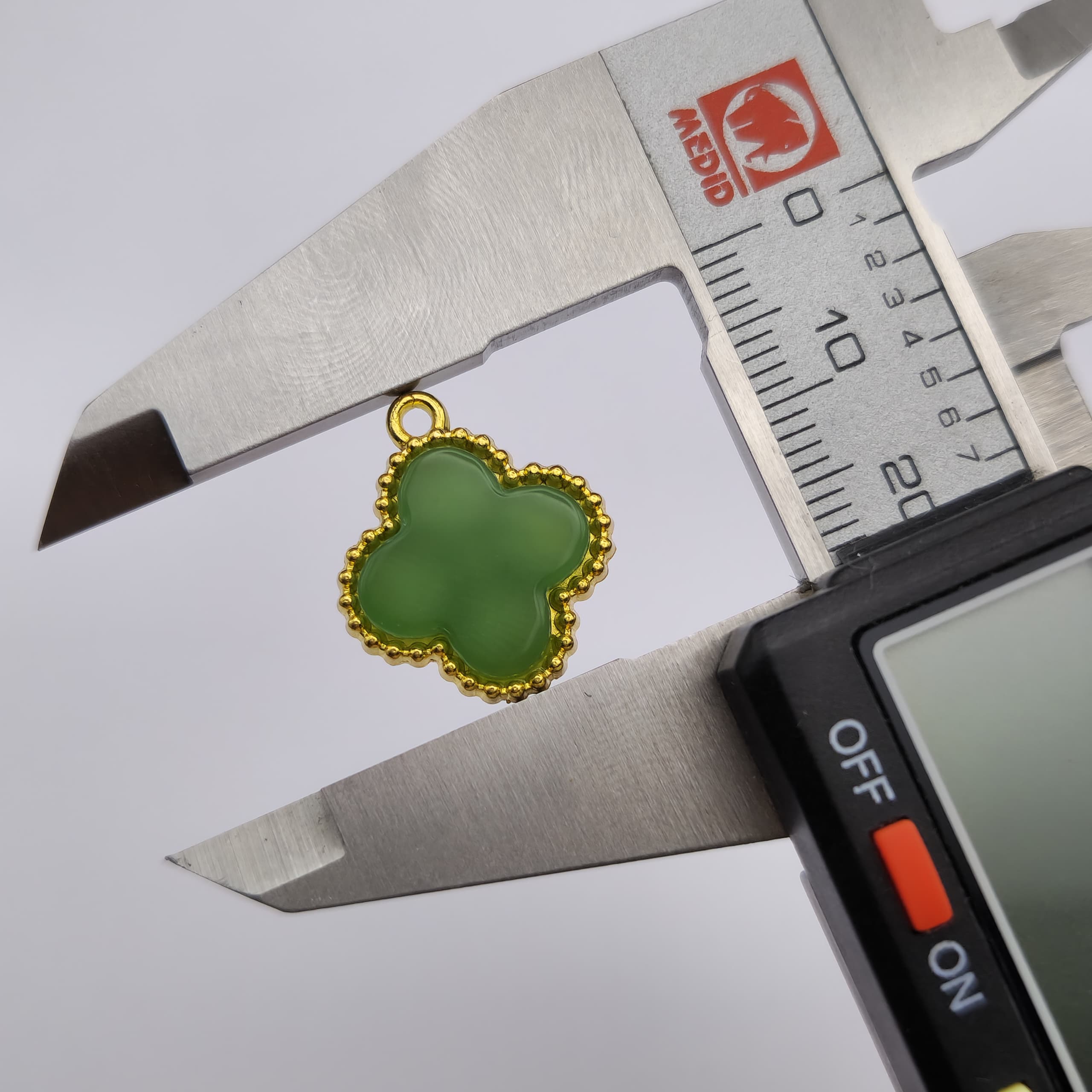 DIJE DE ORO CHINO TREBOL VERDE 3