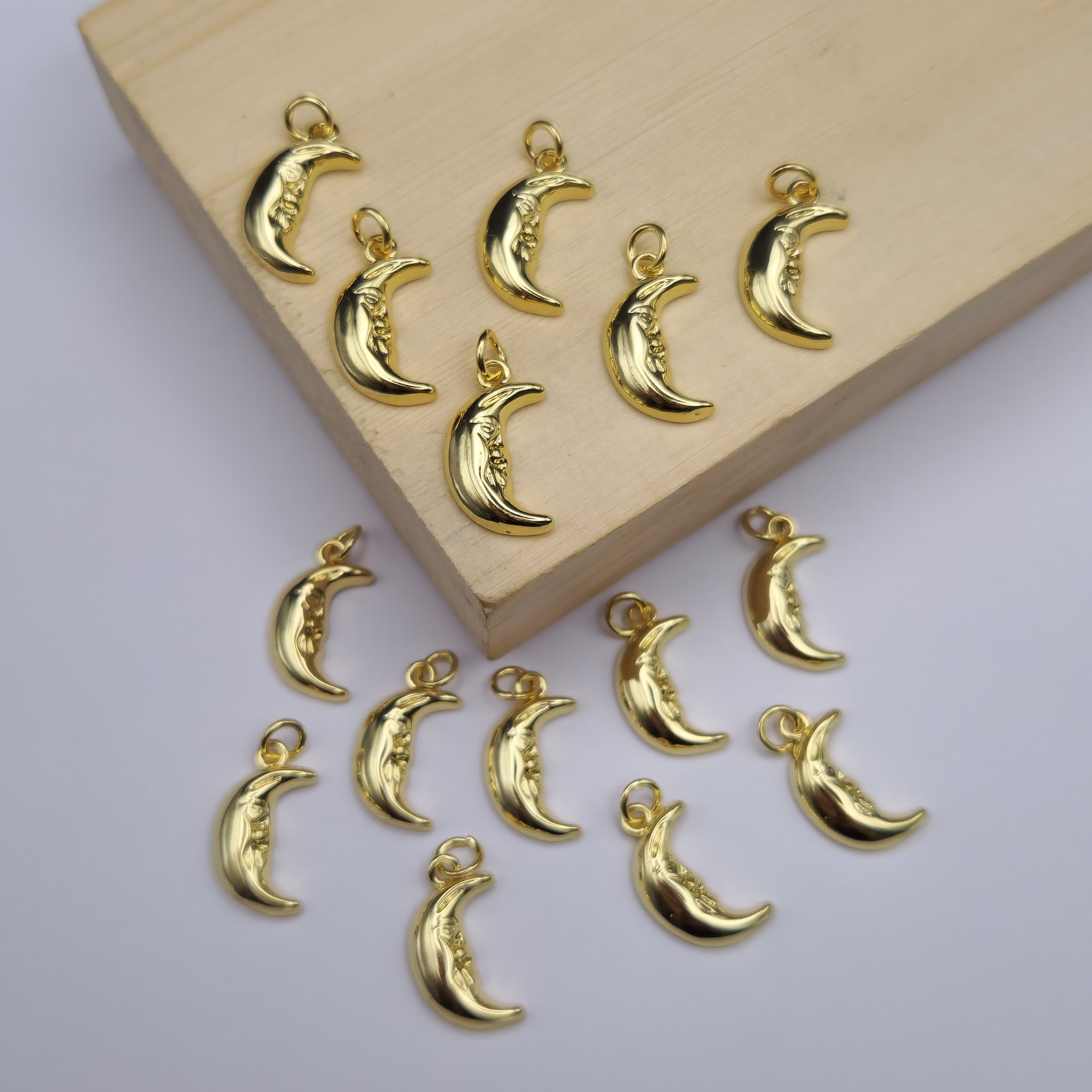 ORO CHINO DIJE MEDIA LUNA 4