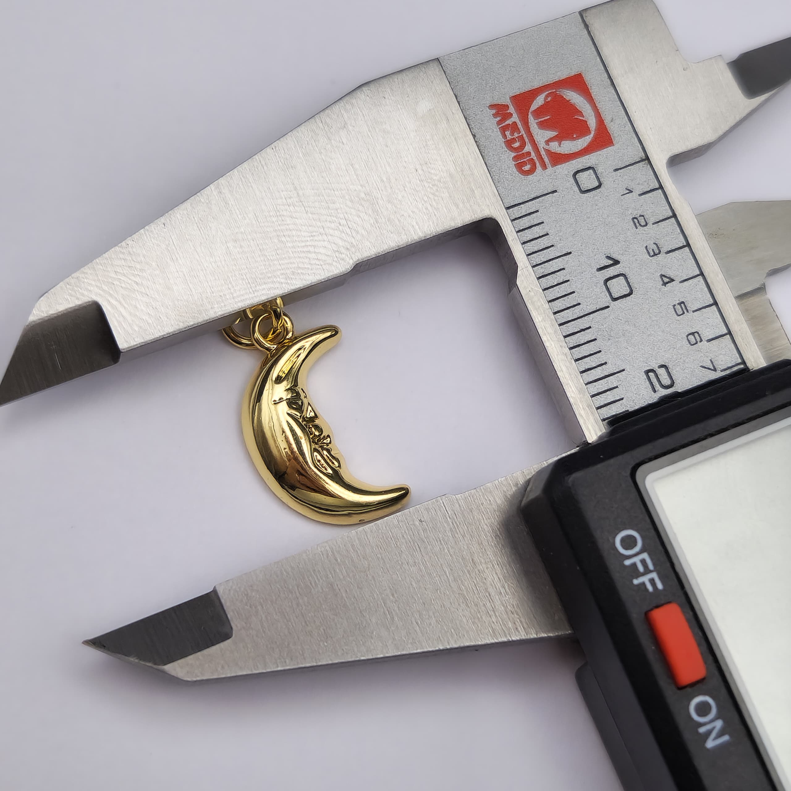 ORO CHINO DIJE MEDIA LUNA 3