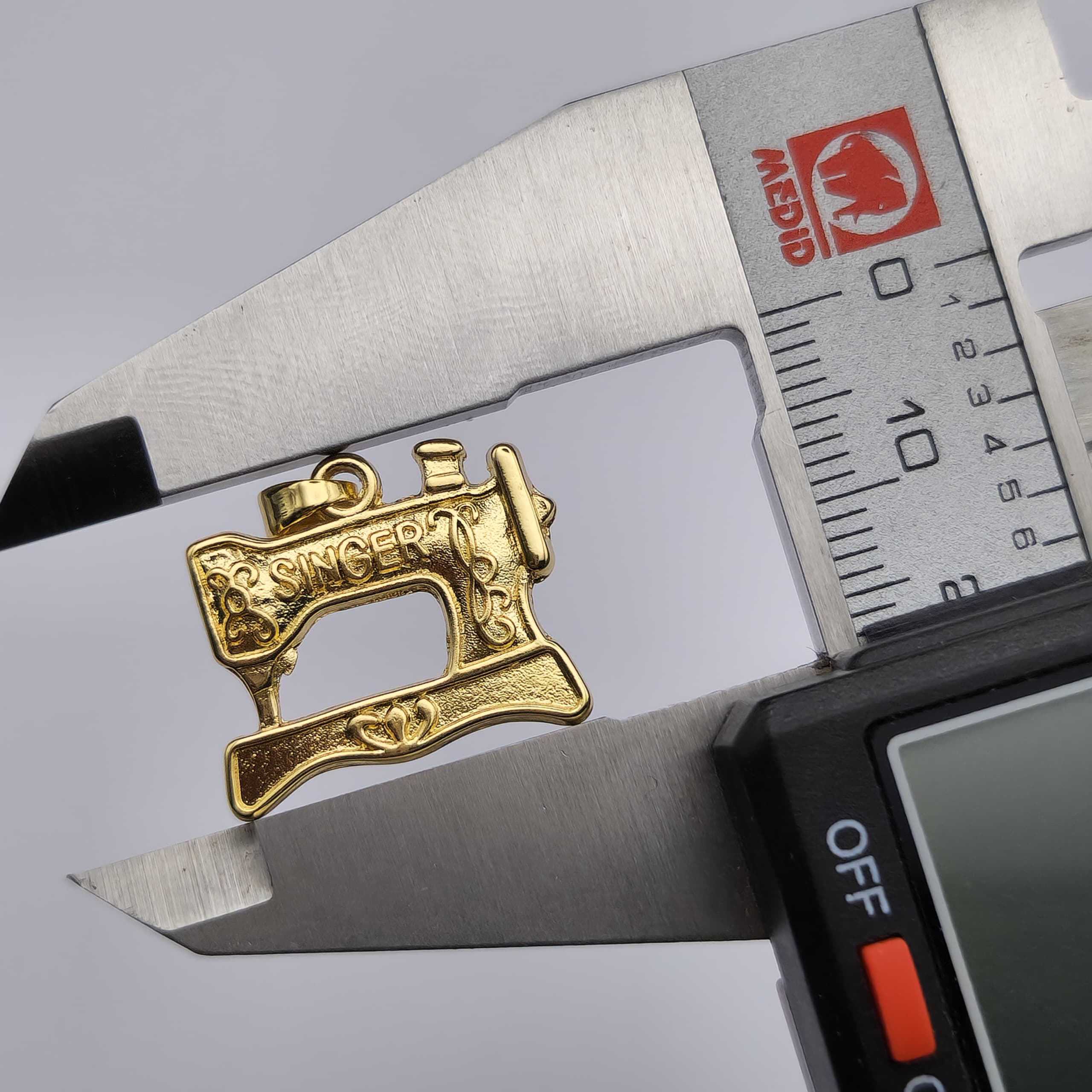 DIJE DE ORO CHINO MAQUINA DE COSER SINGER 3