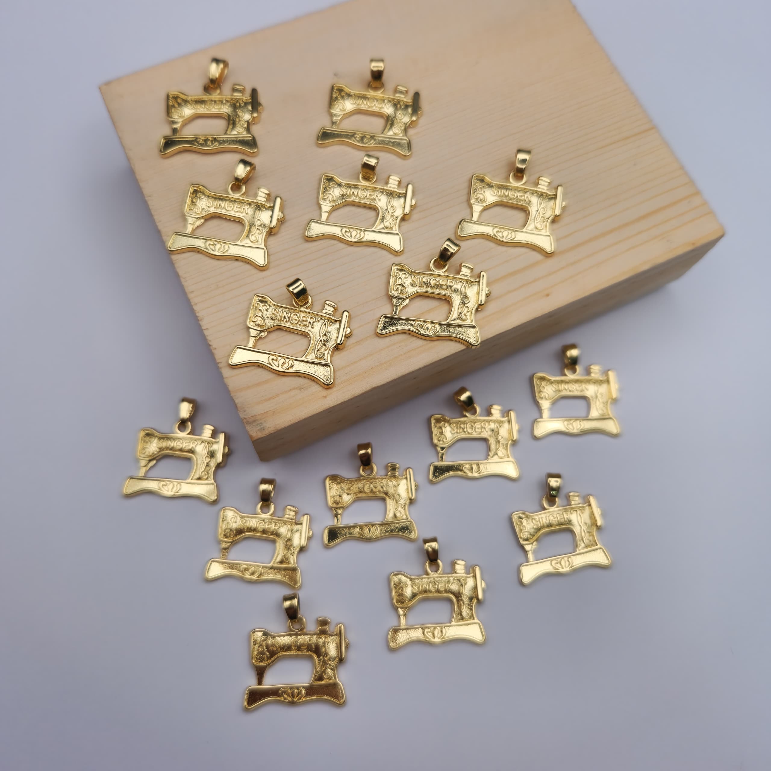 DIJE DE ORO CHINO MAQUINA DE COSER SINGER 4
