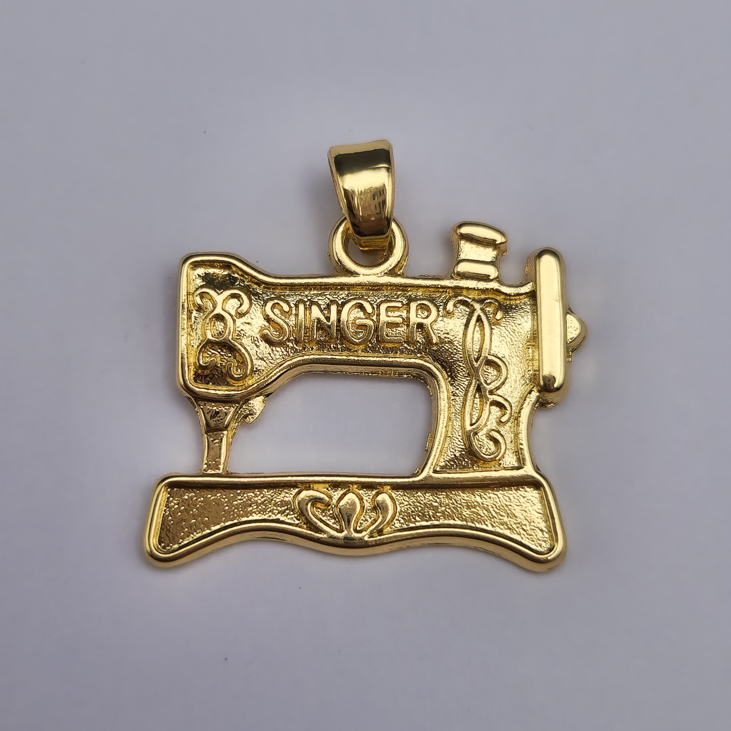 DIJE DE ORO CHINO MAQUINA DE COSER SINGER