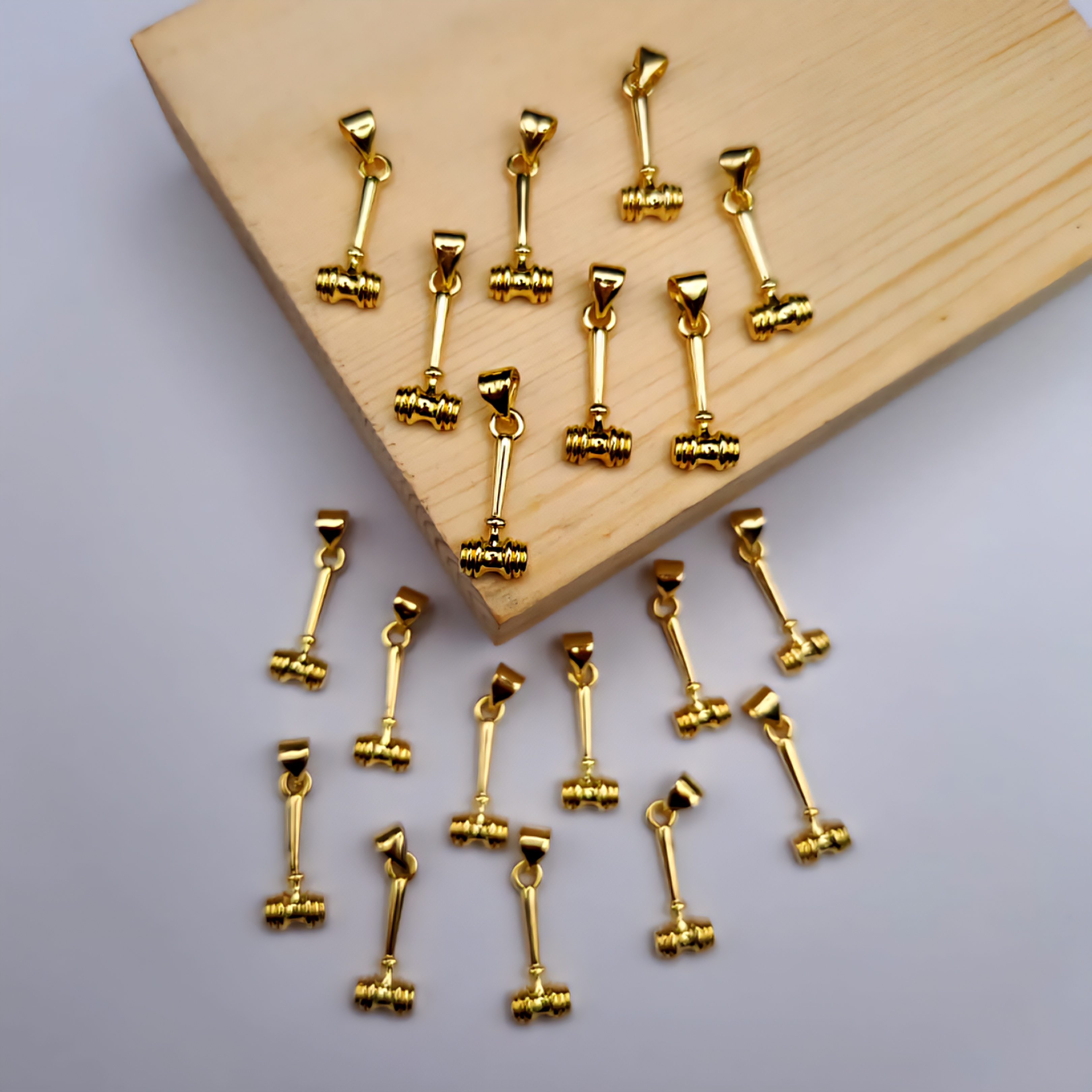 ORO CHINO DIJE MARTILLO PEQUEÑO 4