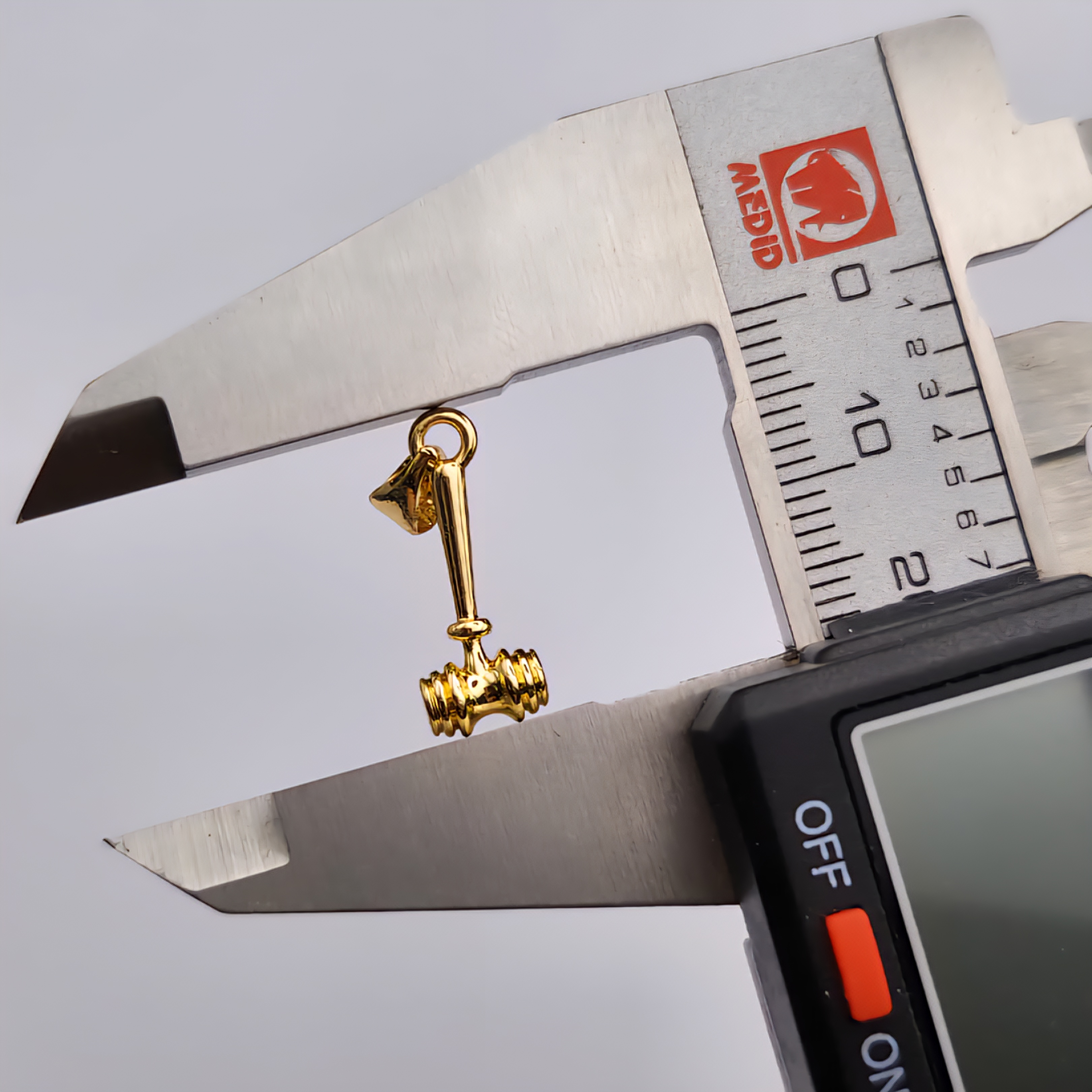 ORO CHINO DIJE MARTILLO PEQUEÑO 3