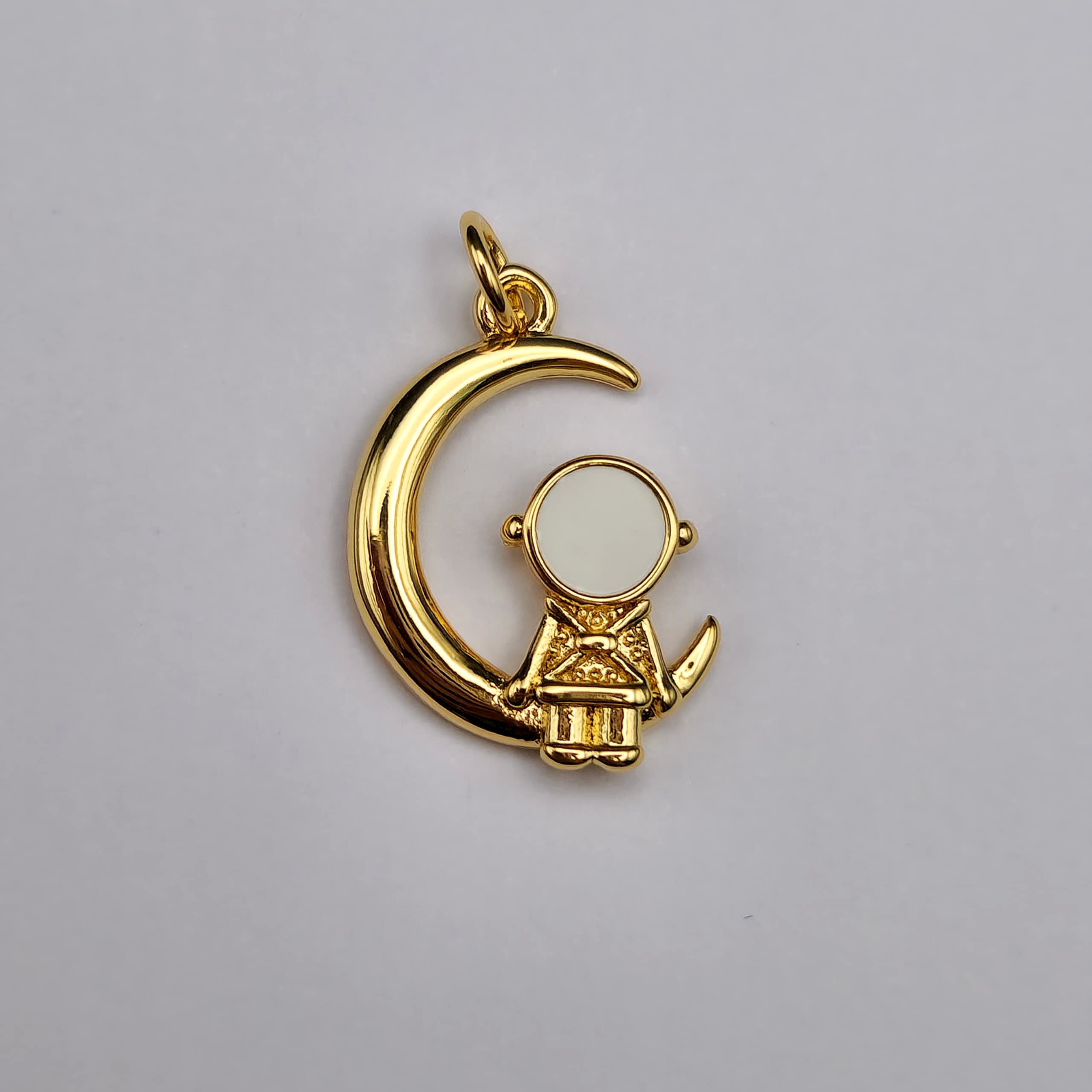 DIJE DE  ORO CHINO ASTRONAUTA BLANCO SENTADO EN LUNA