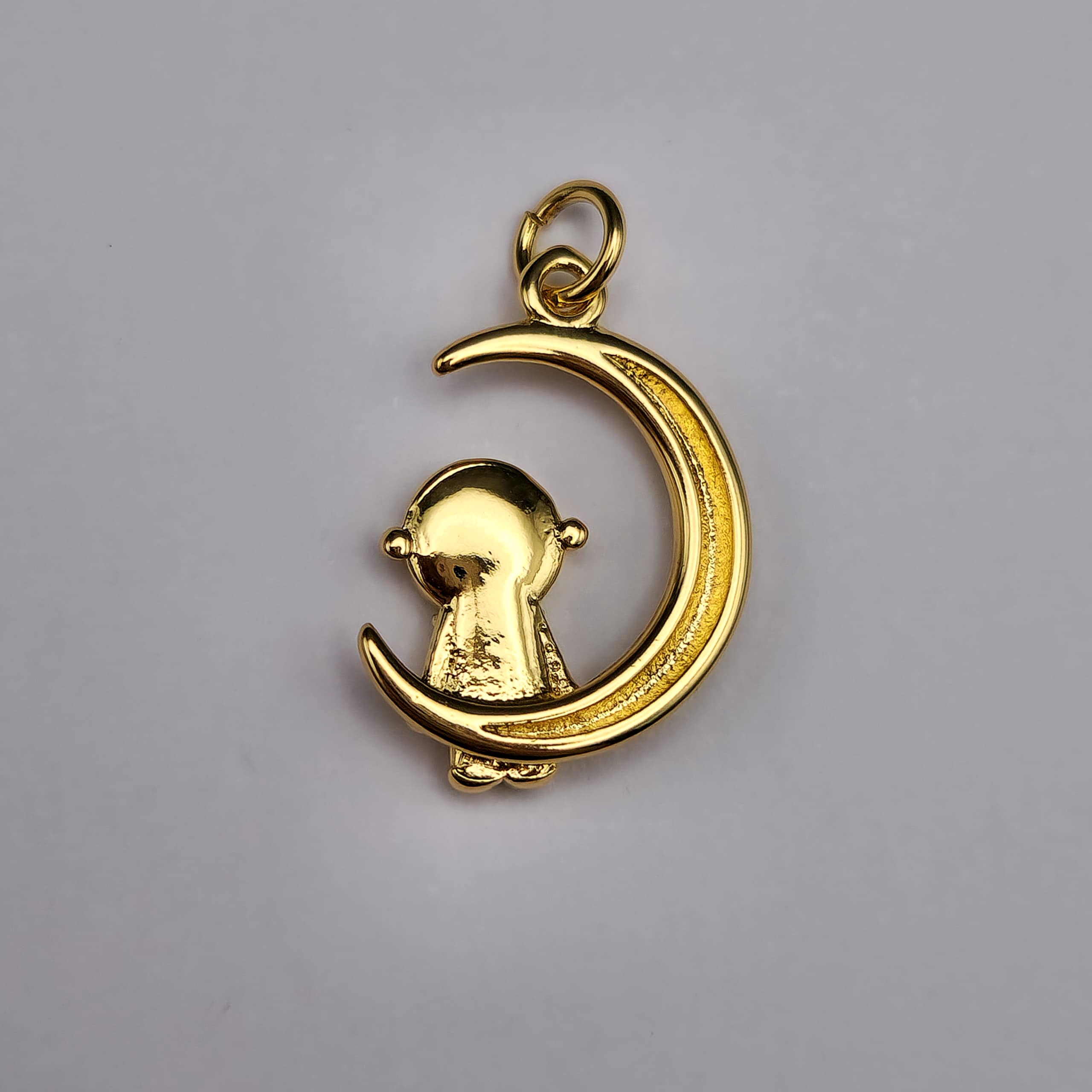 DIJE DE  ORO CHINO ASTRONAUTA BLANCO SENTADO EN LUNA 2