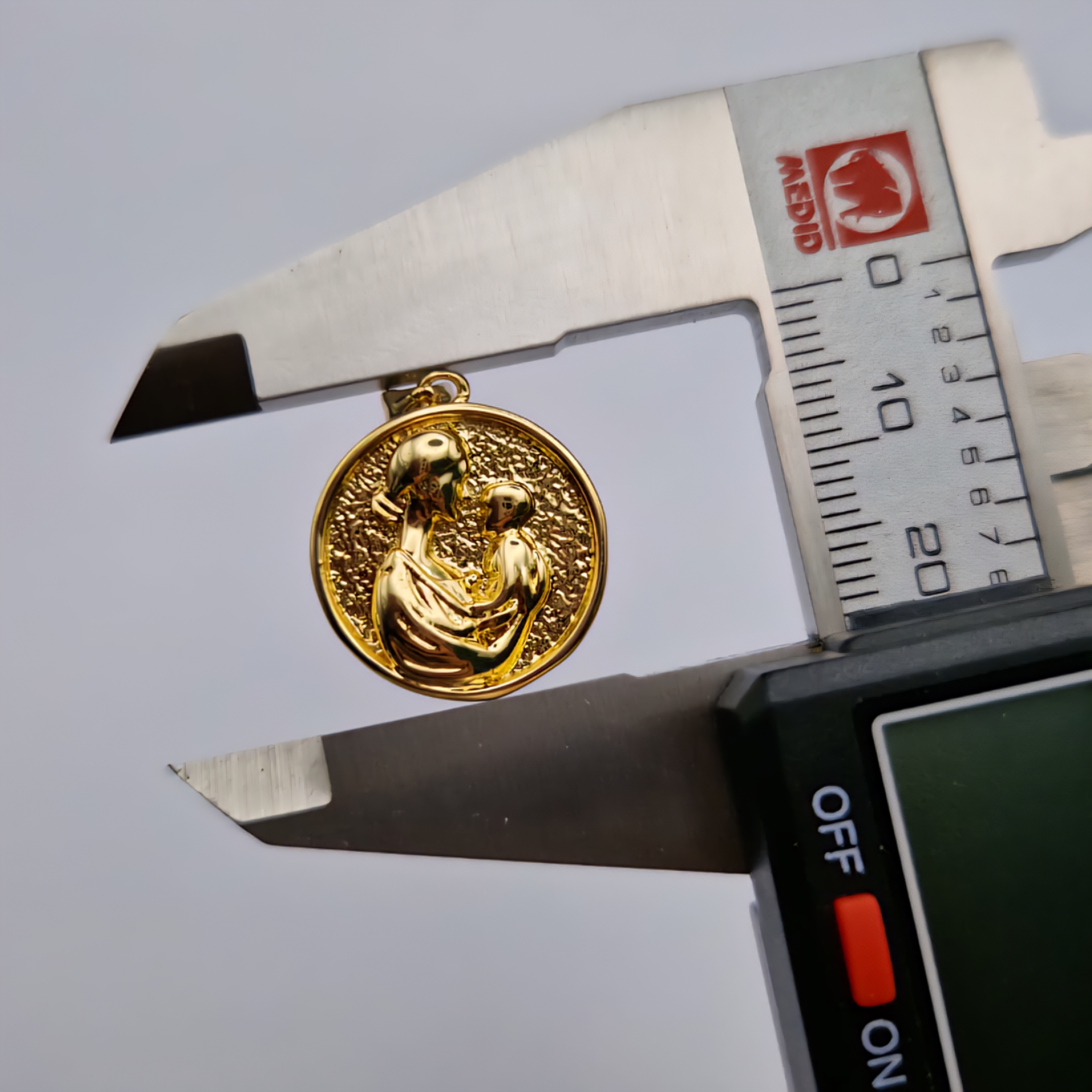 ORO CHINO DIJE CIRCULO RELLENO MADRE E HIJO 3