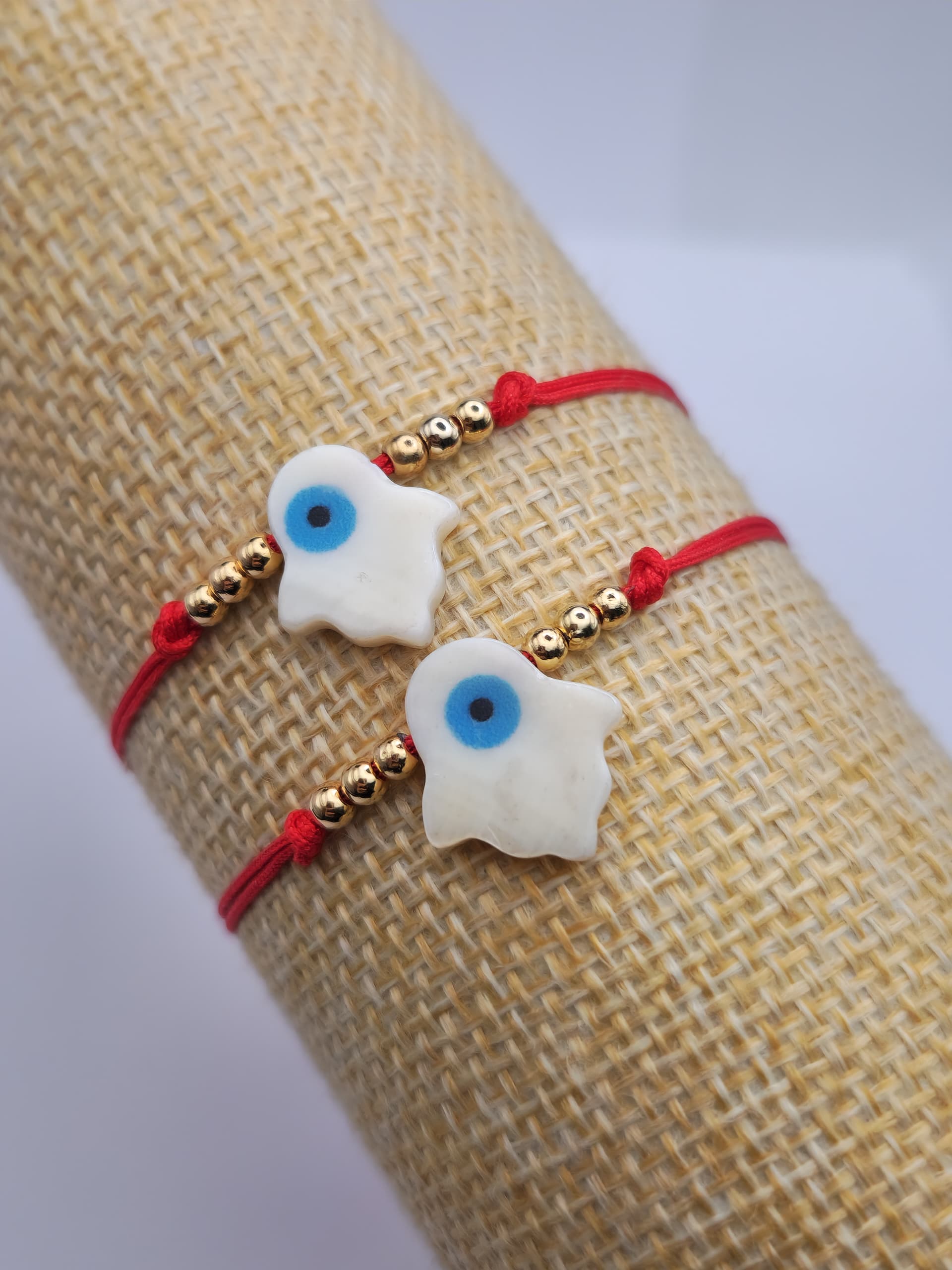 PULSERA DE HILO ROJO Y DIJE DE NACAR