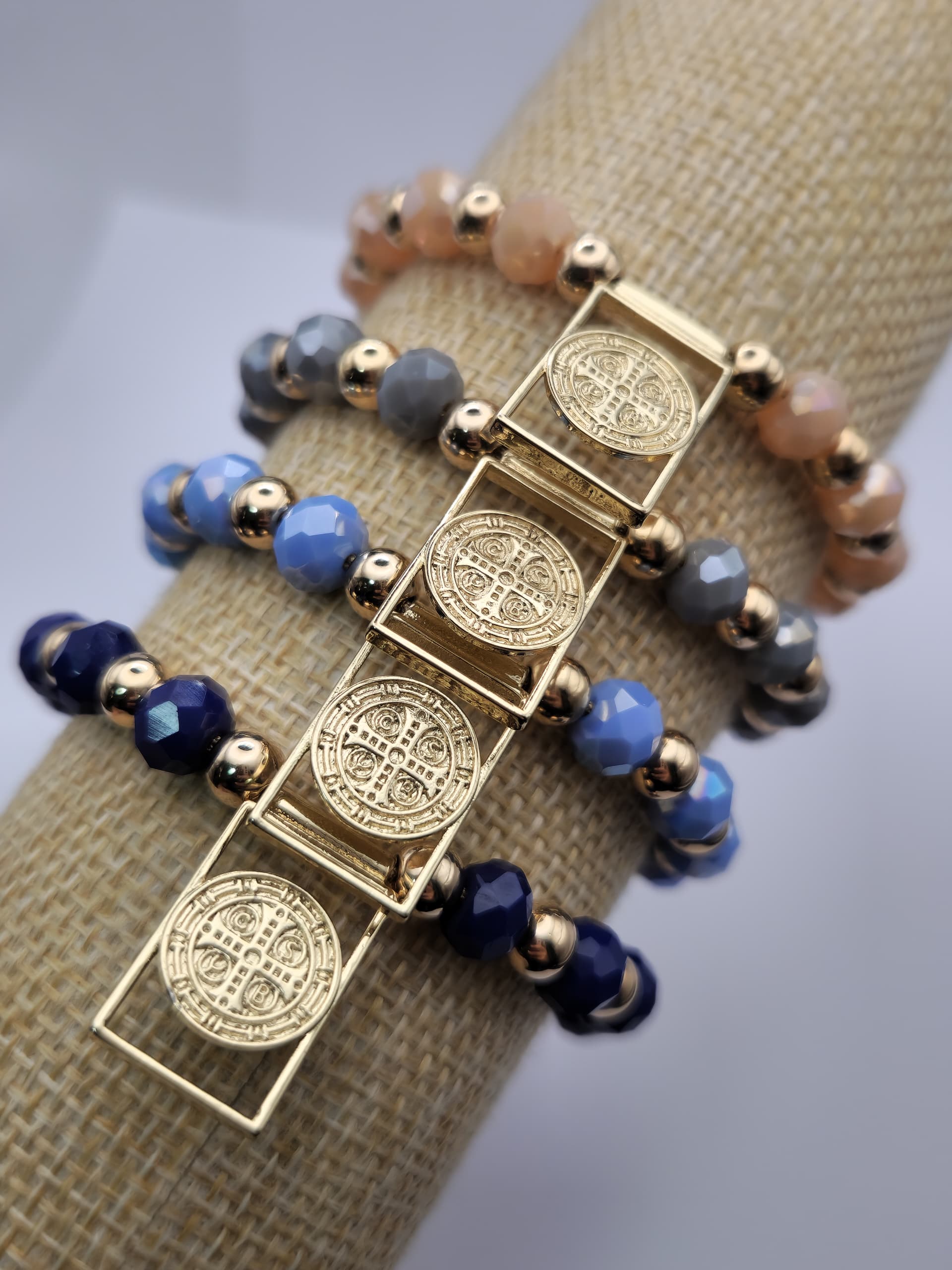 PULSERA CRISTAL/BALIN/ DIJE DE SAN BENITO