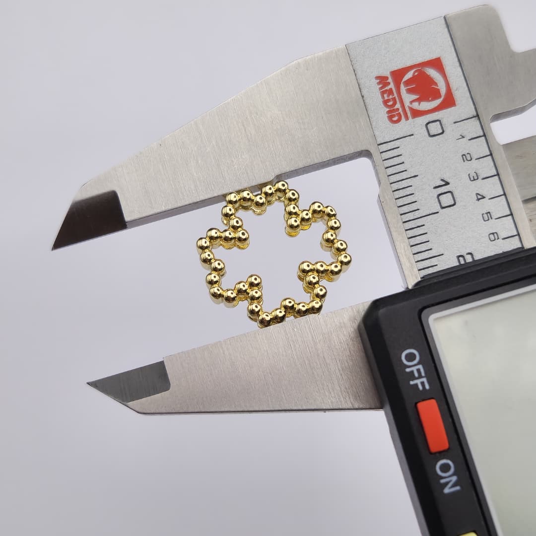 ORO CHINO PASADOR DE TREBOL 3