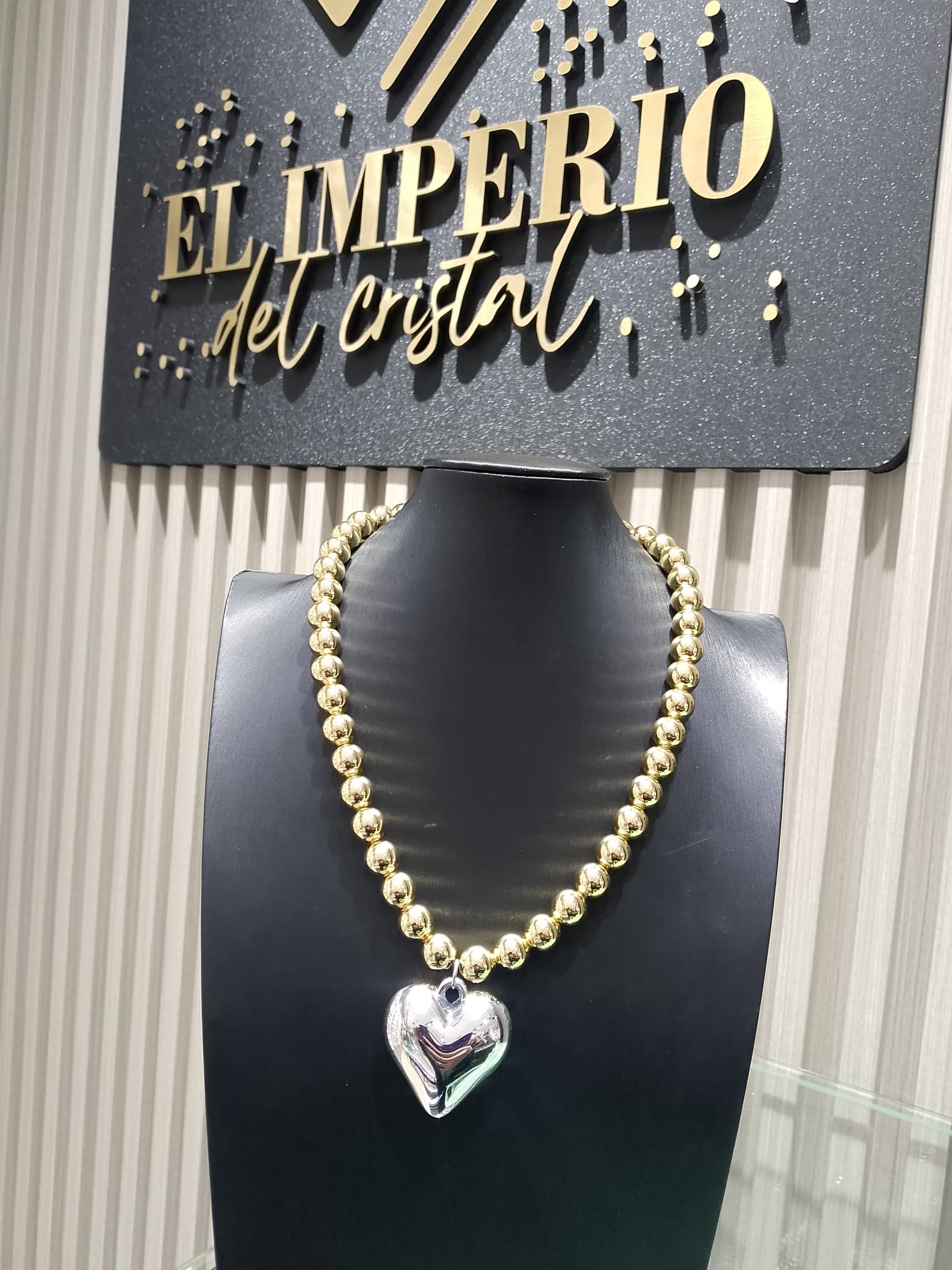 COLLAR DE BALINES DORADOS Y CORAZON PLATEADO