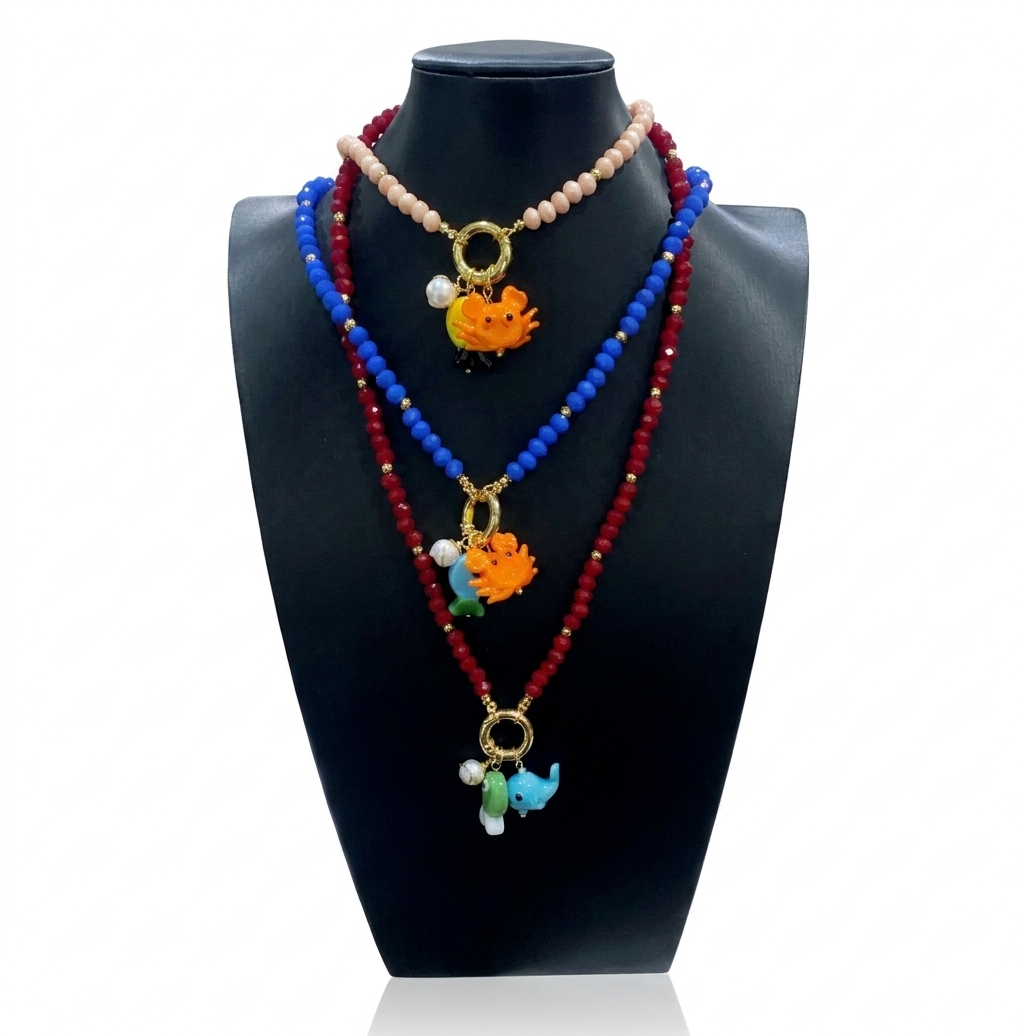 COLLAR CRISTAL CHECO CON ARO Y DIJES MARINOS