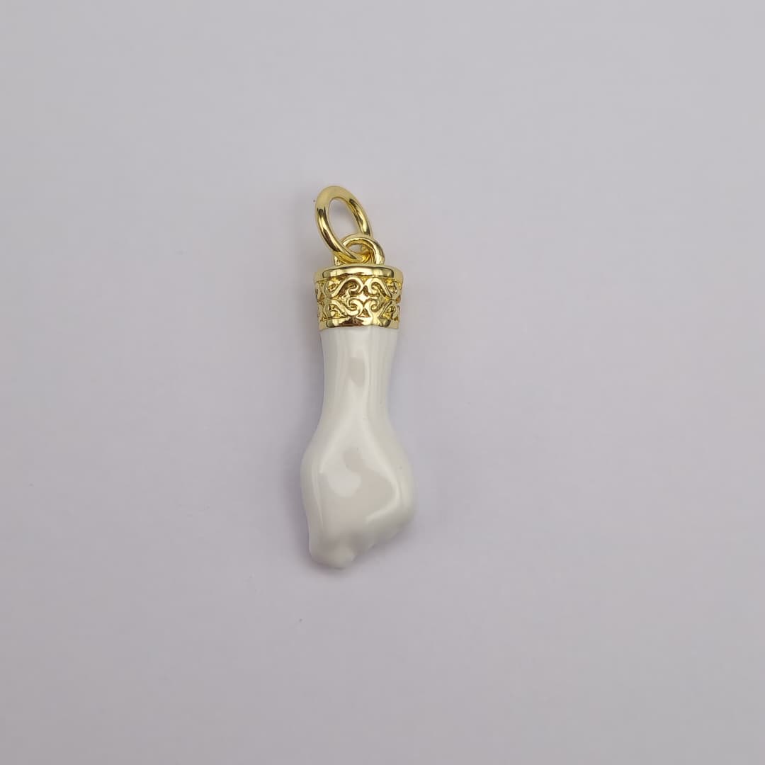 ORO CHINO DIJE DE PUÑITO BLANCO