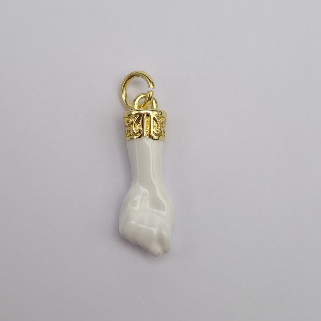 ORO CHINO DIJE DE PUÑITO BLANCO 2