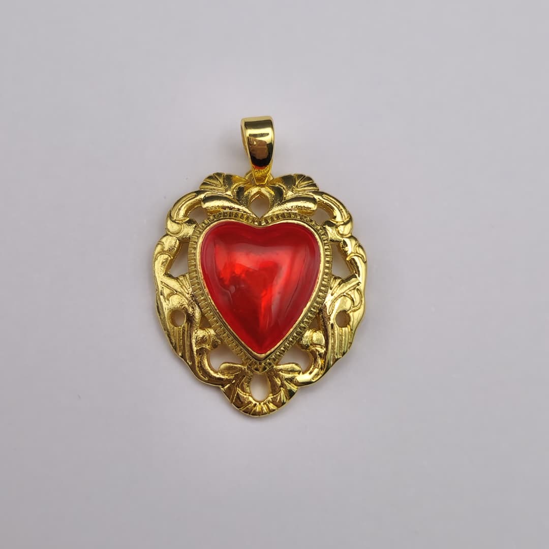 ORO CHINO DIJE DE CORAZON ROJO CON DETALLES EN LOS BORDES