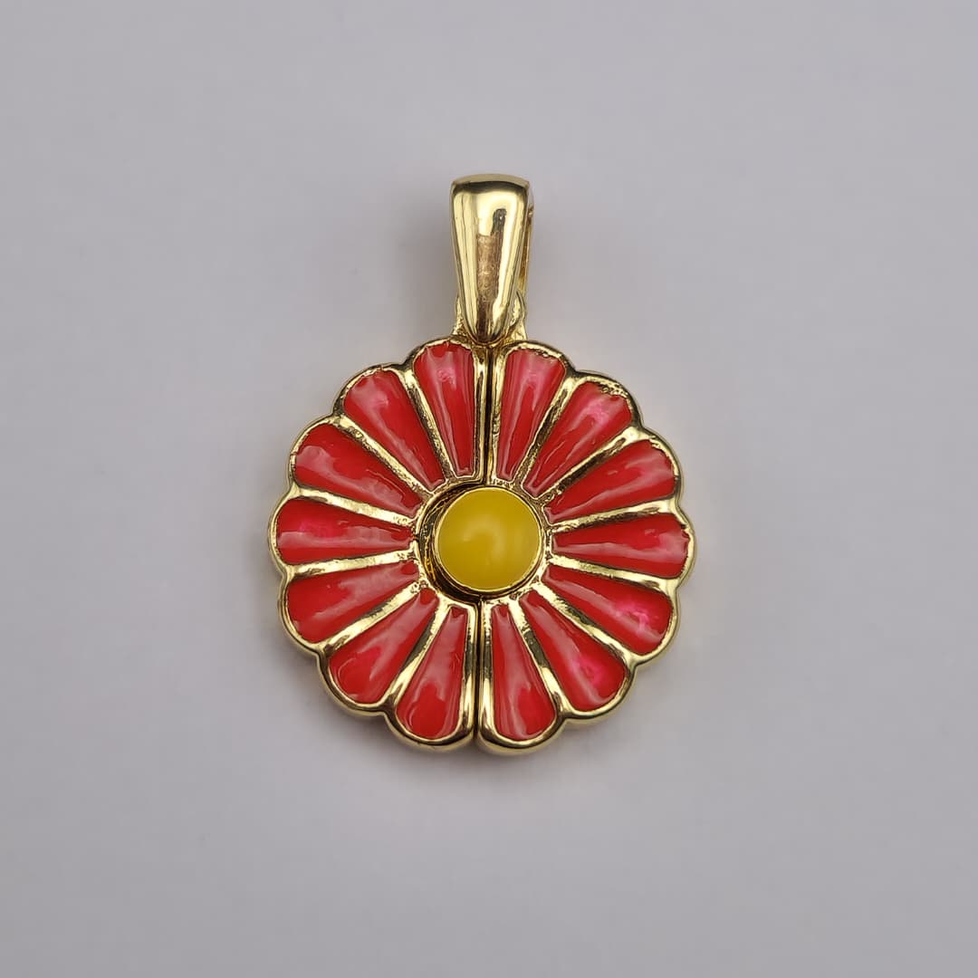 ORO BAÑO 18K FLOR ABIERTA A MITAD ROJA