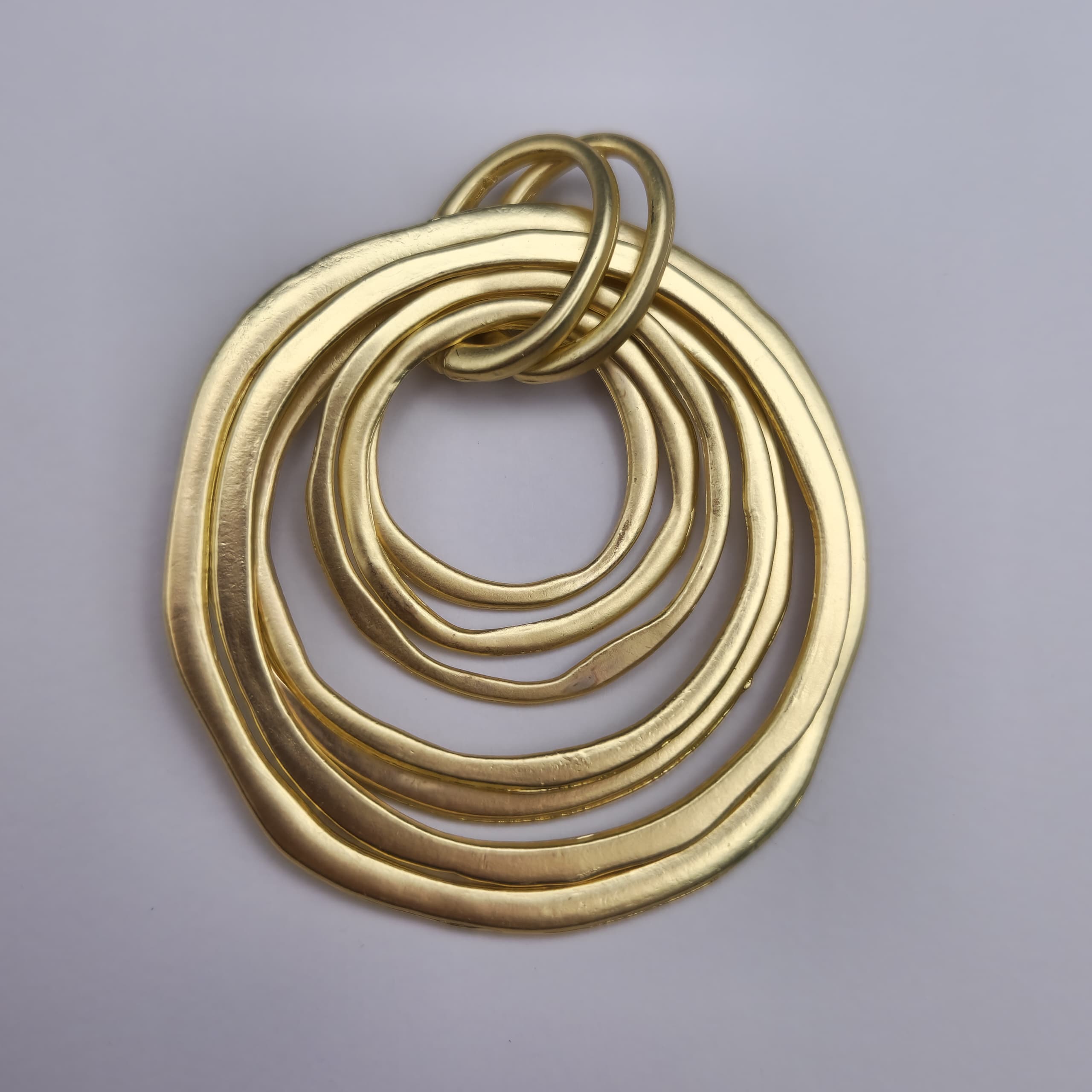ORO CHINO DIJE GRANDE DE AROS MULTIPLES
