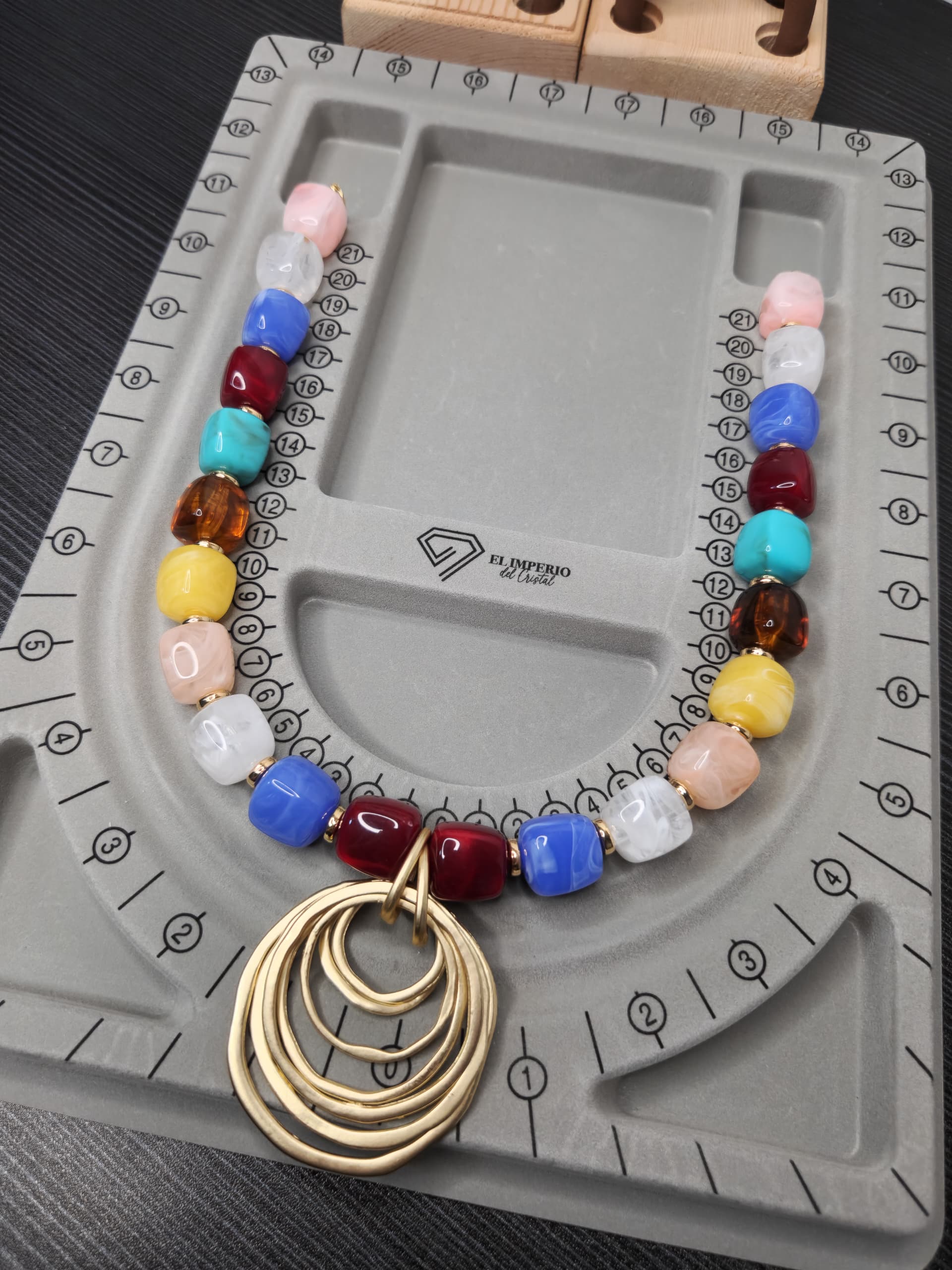 COLLAR CON CUBOS DE COLORES TRANLUCIDOS CON DIJE