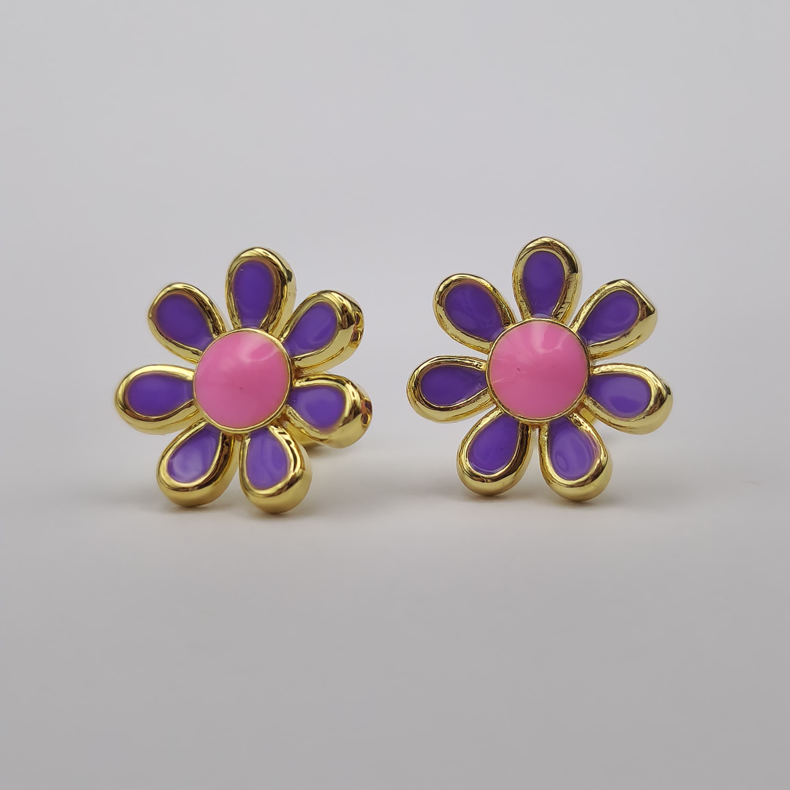 ZARCILLOS MARGARITA MORADA CON PUNTO FUCSIA