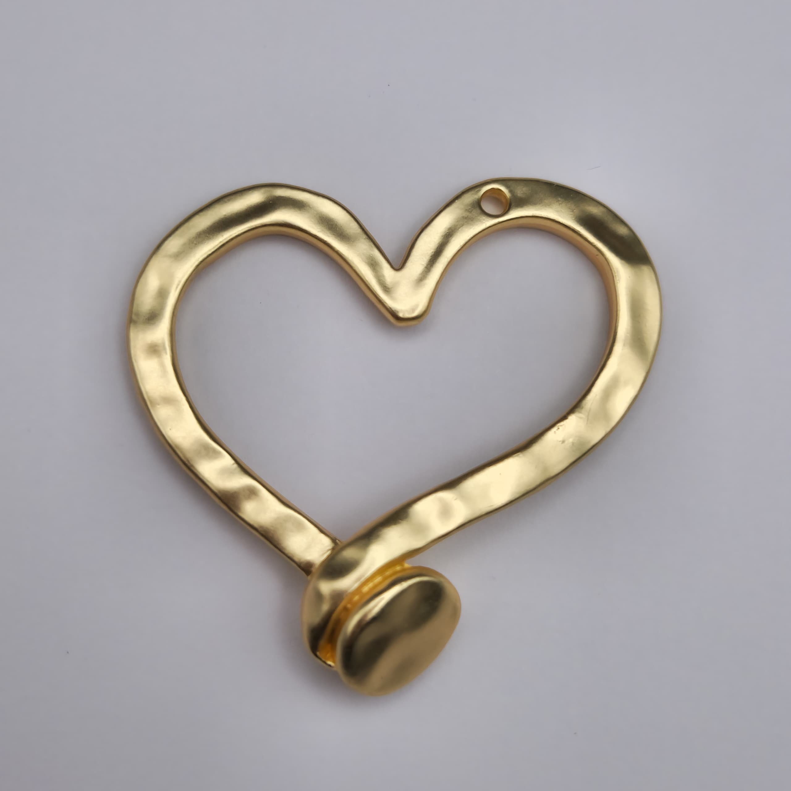 ORO CHINO DIJE CLAVO EN FORMA DE CORAZON